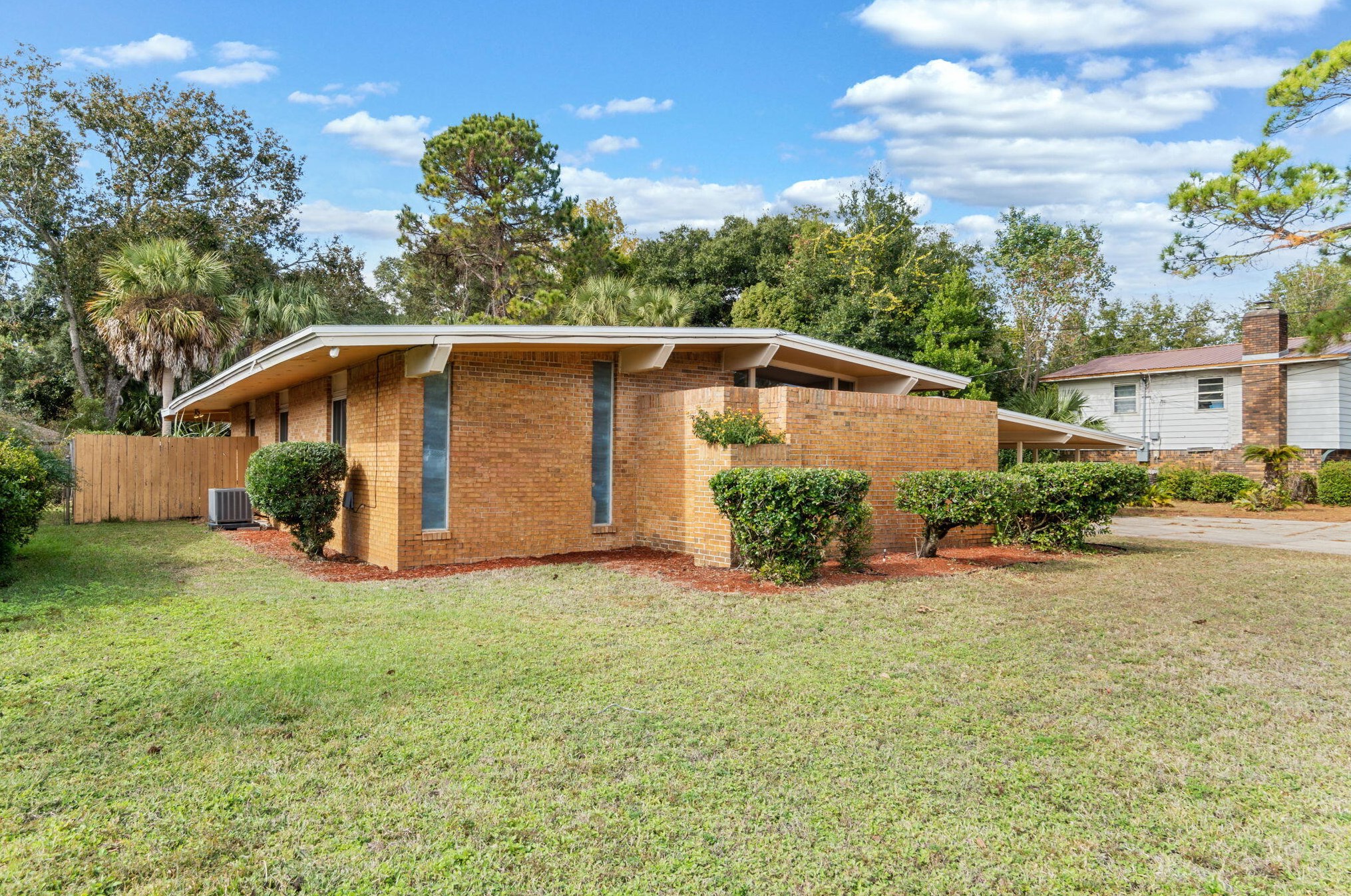 58 Memorial Pkwy, Fort Walton Beach, FL 32548-4649
