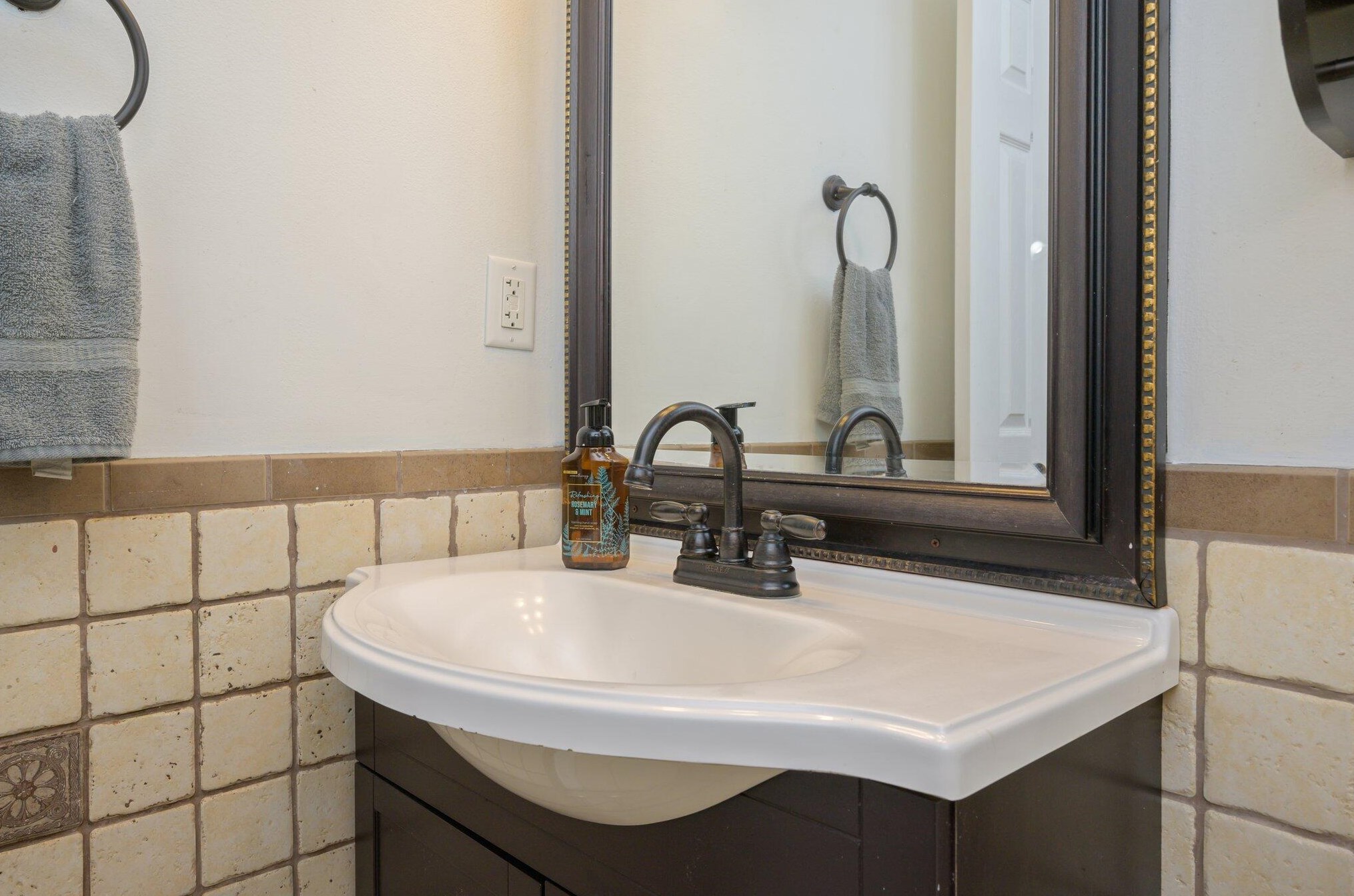 300 Woodland Park Cir, Mary Esther FL  32569-1572 exterior