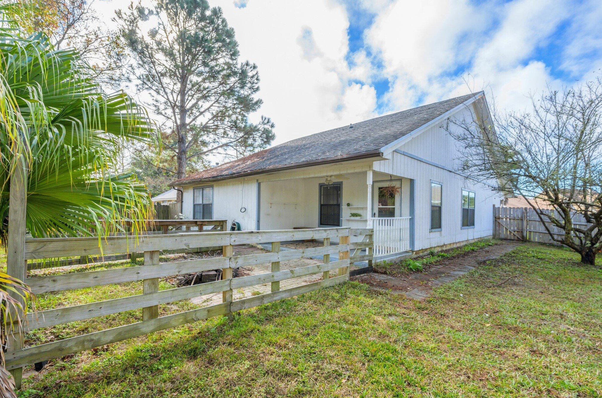 300 Woodland Park Cir, Mary Esther FL  32569-1572 exterior