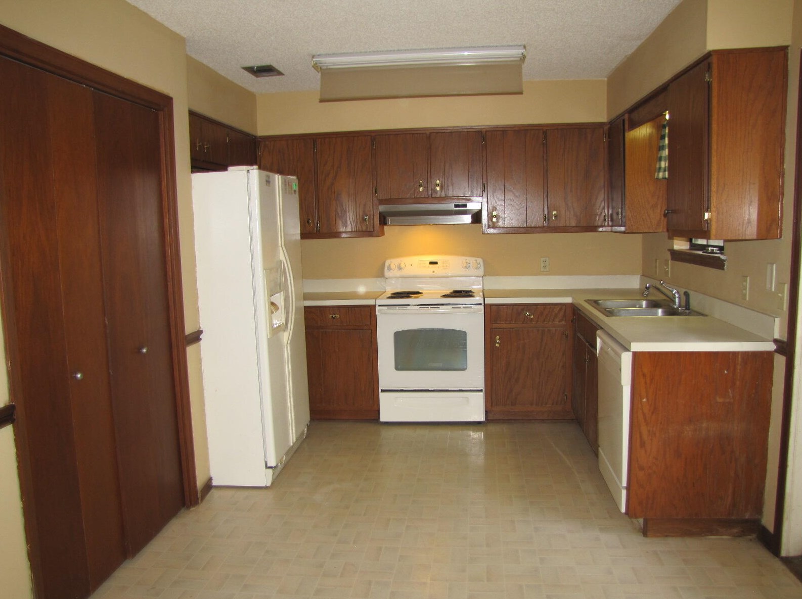 404 Juniper Dr, Crestview FL  32536-9223 exterior