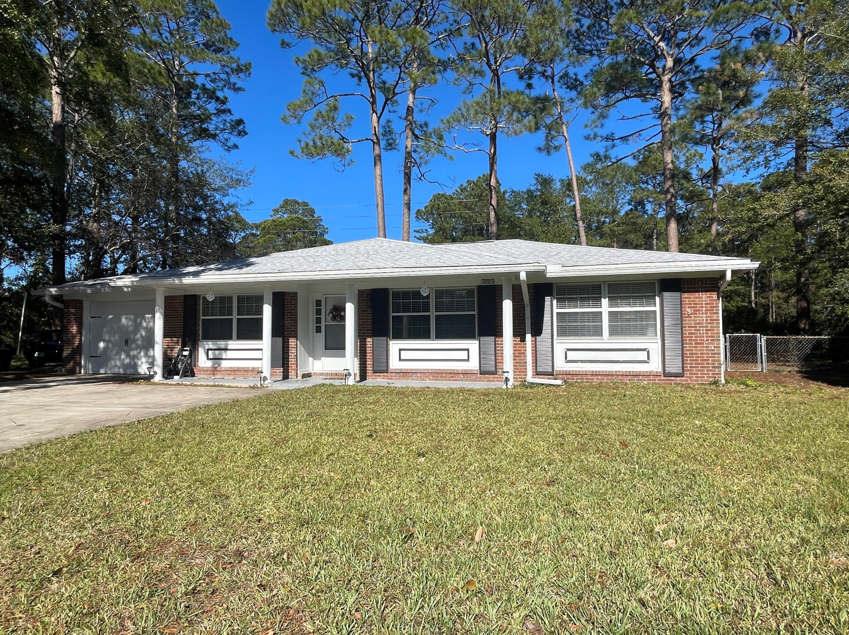 709 Tarpon Ln, Niceville, FL 32578