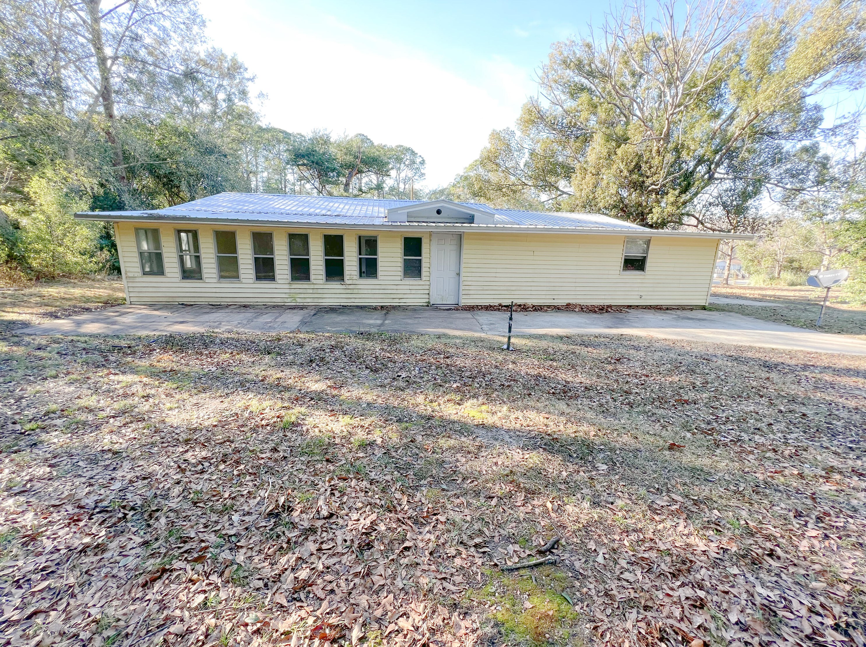 1900 Waukesha St, Caryville, FL 32425-6900