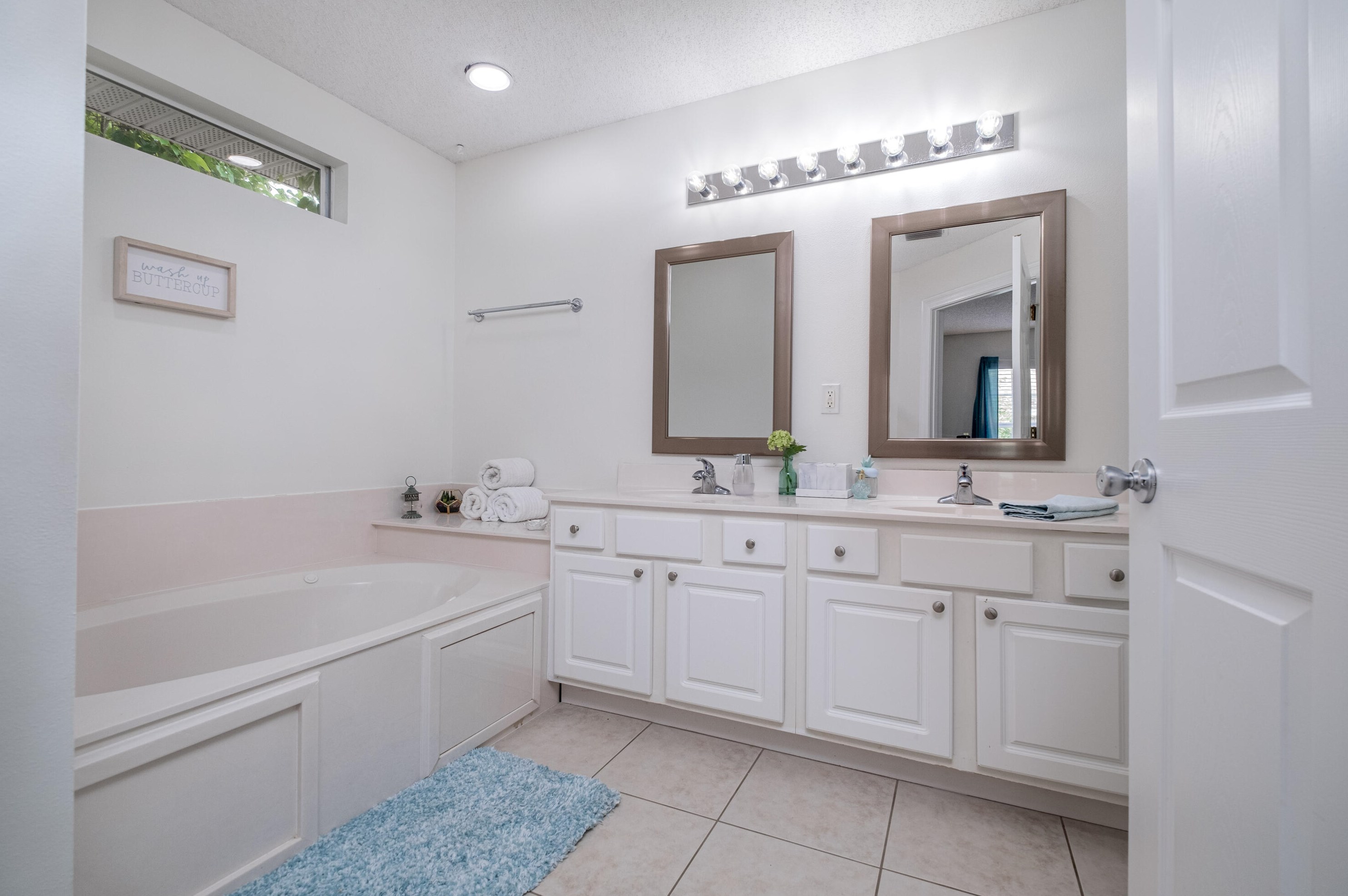 98 Point Comfort Rd, Mary Esther FL  32569-2096 exterior