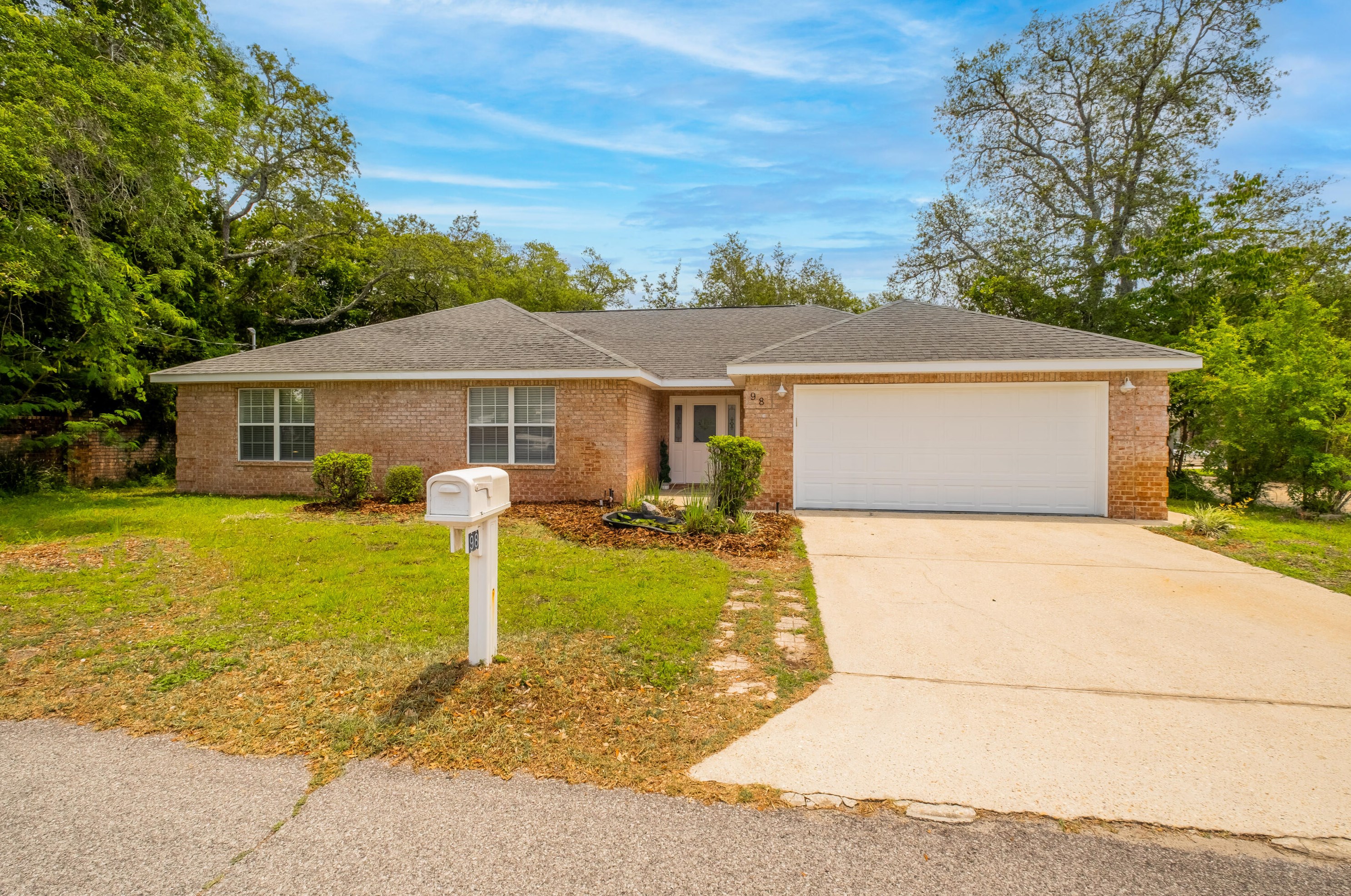 98 Point Comfort Rd, Mary Esther FL  32569-2096 exterior