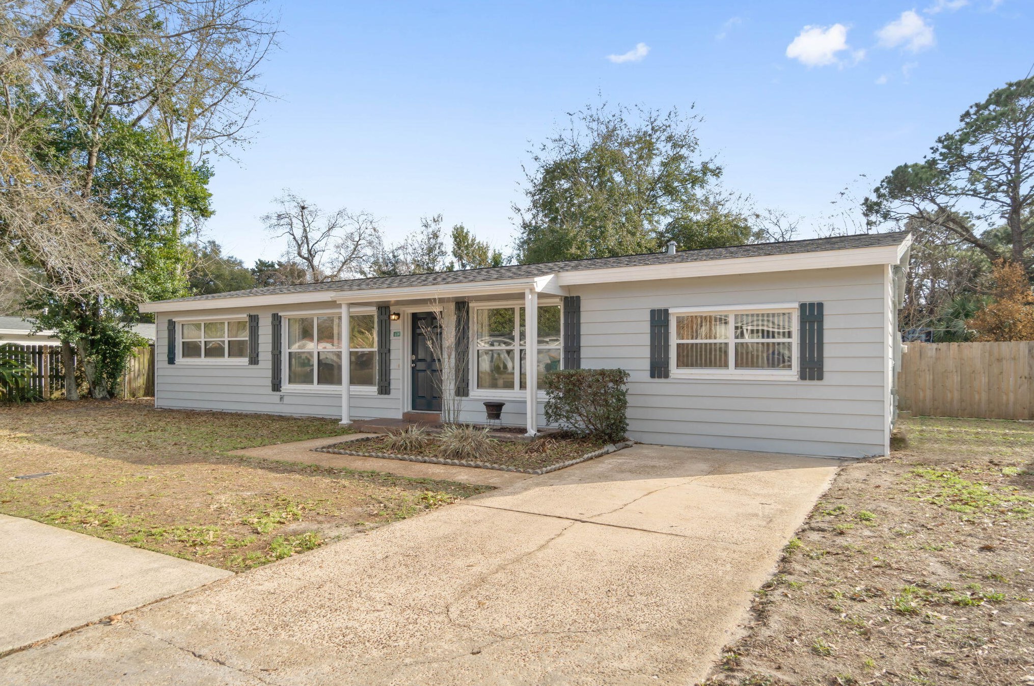 614 E Hollywood Blvd E, Mary Esther, FL 32569