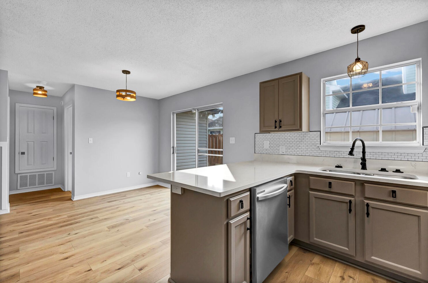 142 Beach Dr, Fort Walton Beach FL  32547-2467 exterior