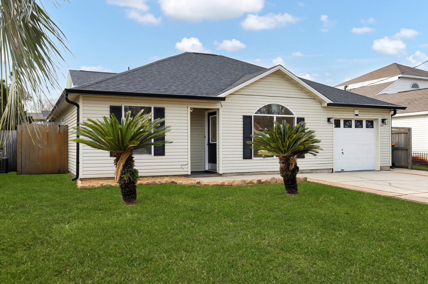 142 Beach Dr, Fort Walton Beach FL  32547-2467 exterior