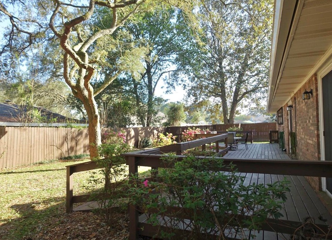 43 Country Club Rd, Shalimar, FL 32579