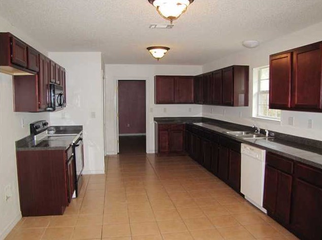 301 Lakeview Dr, Crestview, FL 32536