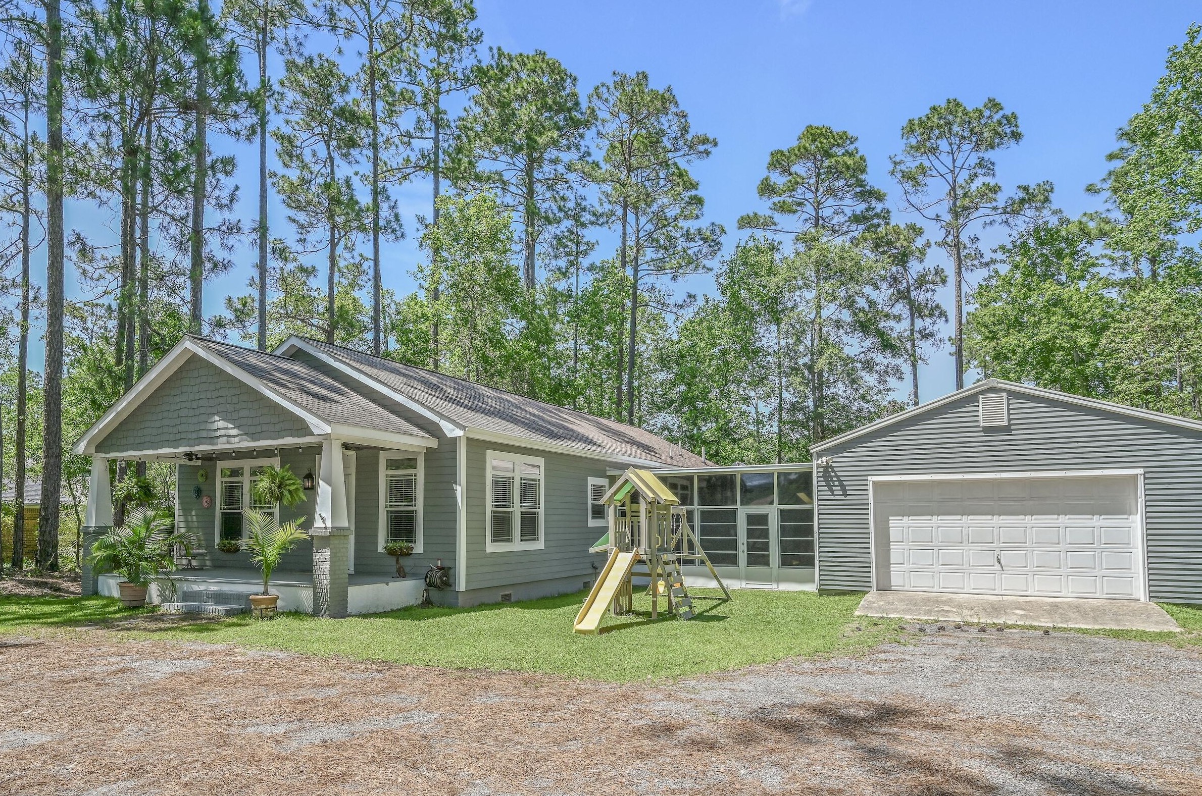 154 Sweetwater Ln, Freeport, FL 32439