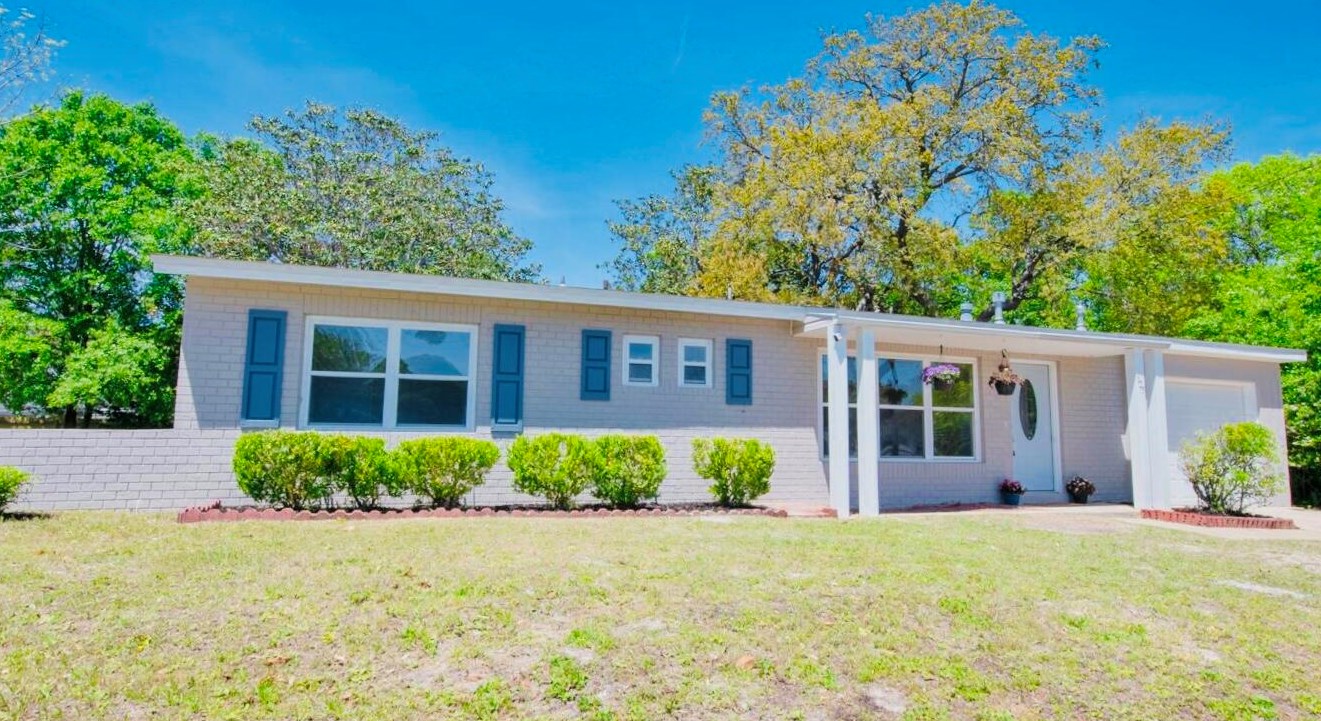 125 Terry Cir, Mary Esther FL  32569-1850 exterior