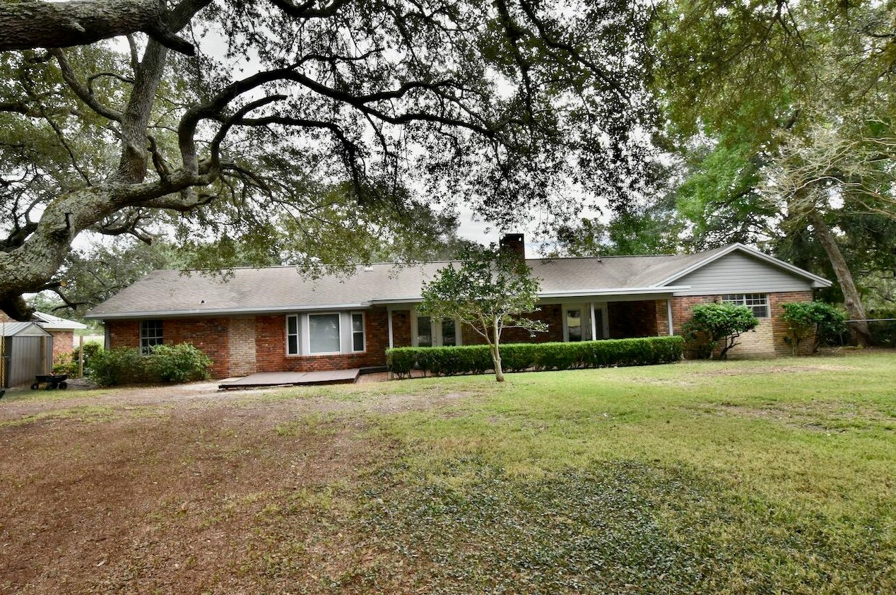 22 Country Club Rd, Shalimar, FL 32579