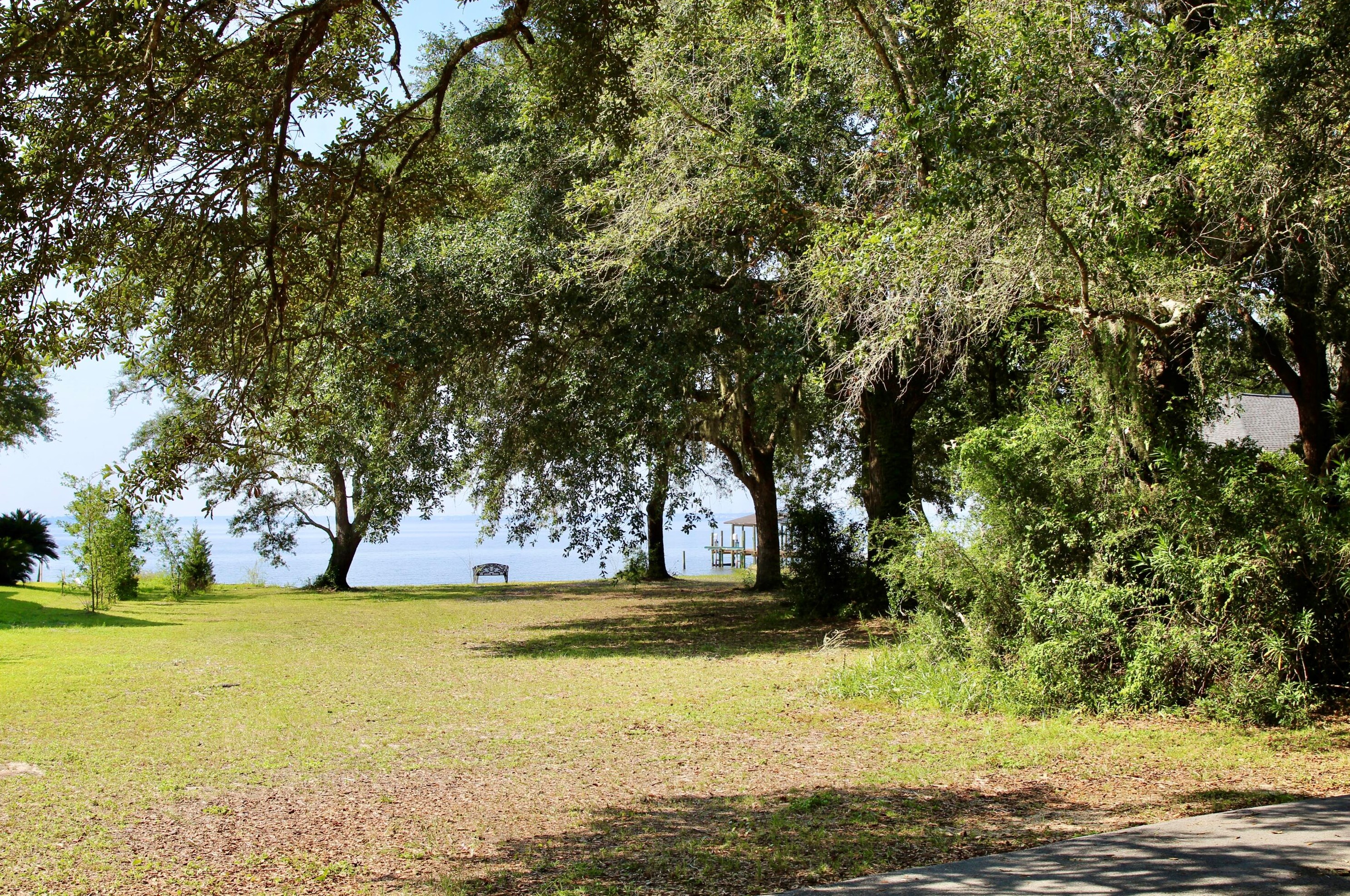 241 Indian Bay Dr, Freeport, FL 32439