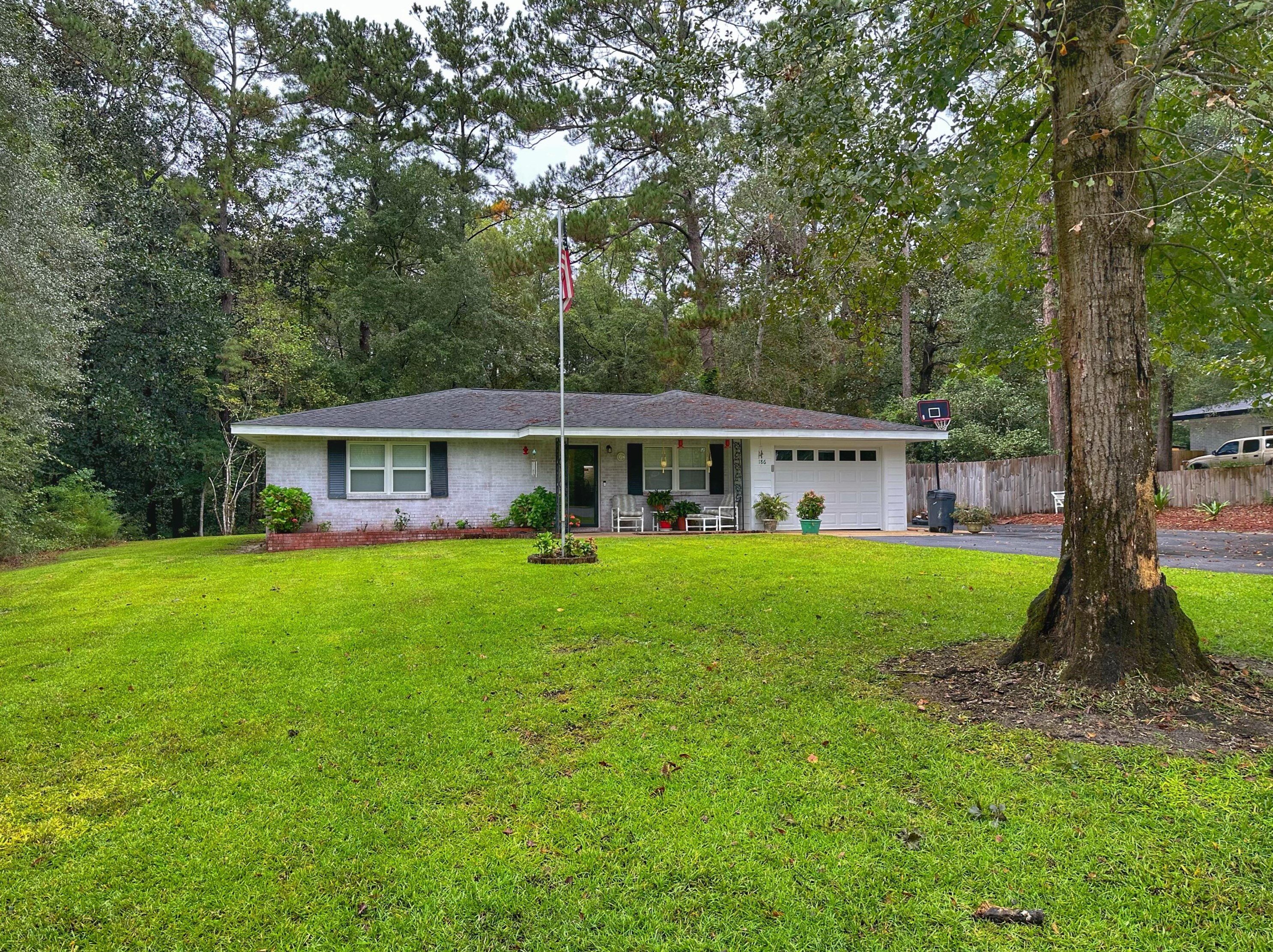 186 Pine Hill Dr, Defuniak Springs, FL 32435