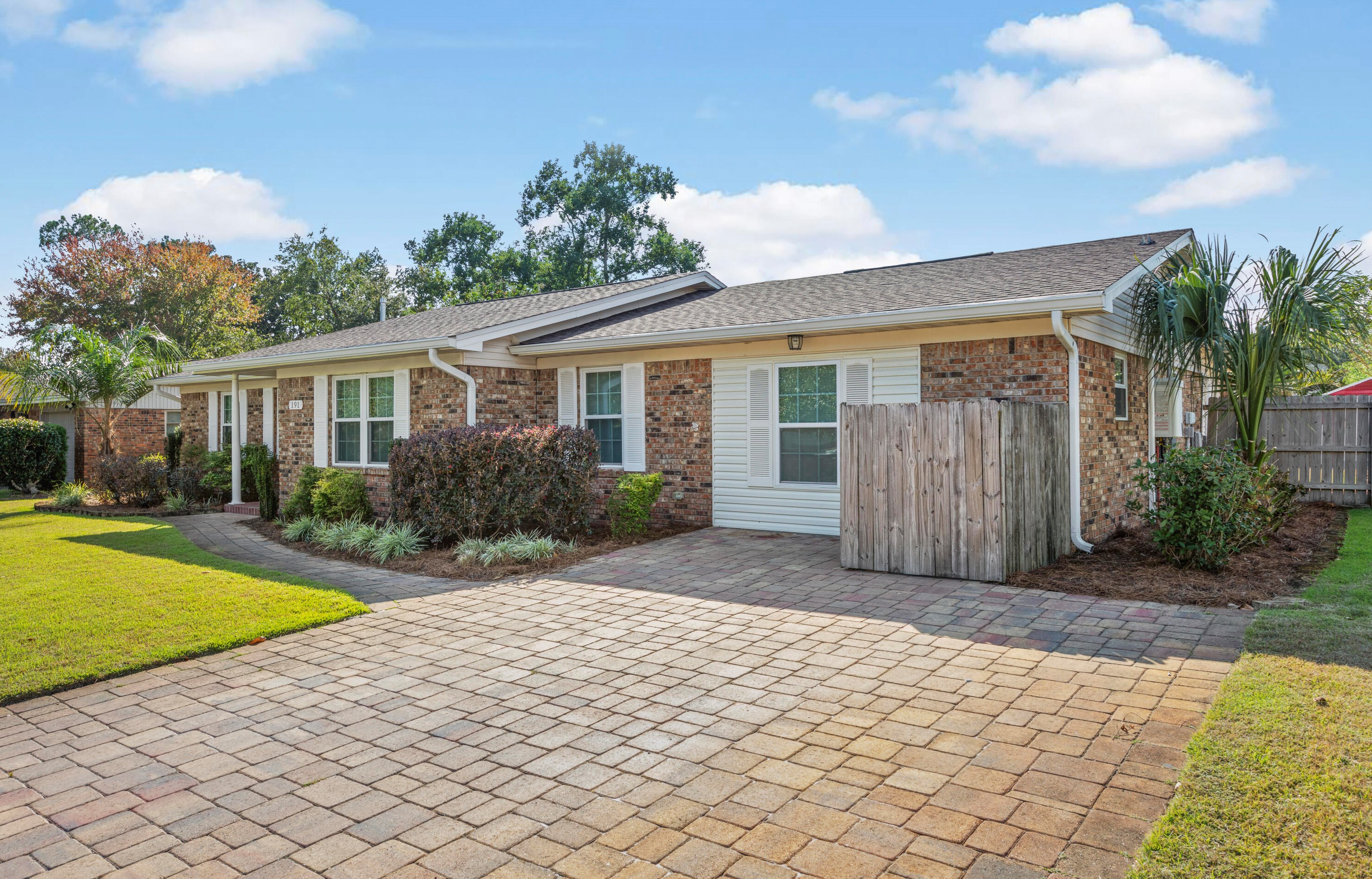 191 Brewer Cir, Mary Esther, FL 32569-2002