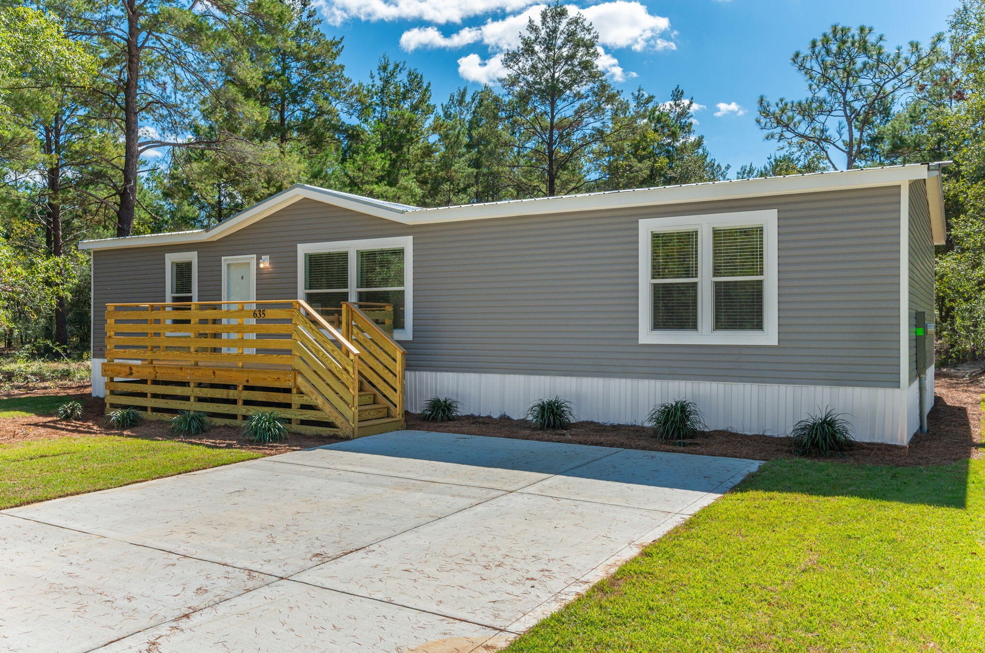 635 W Violet W, Defuniak Springs, FL 32433
