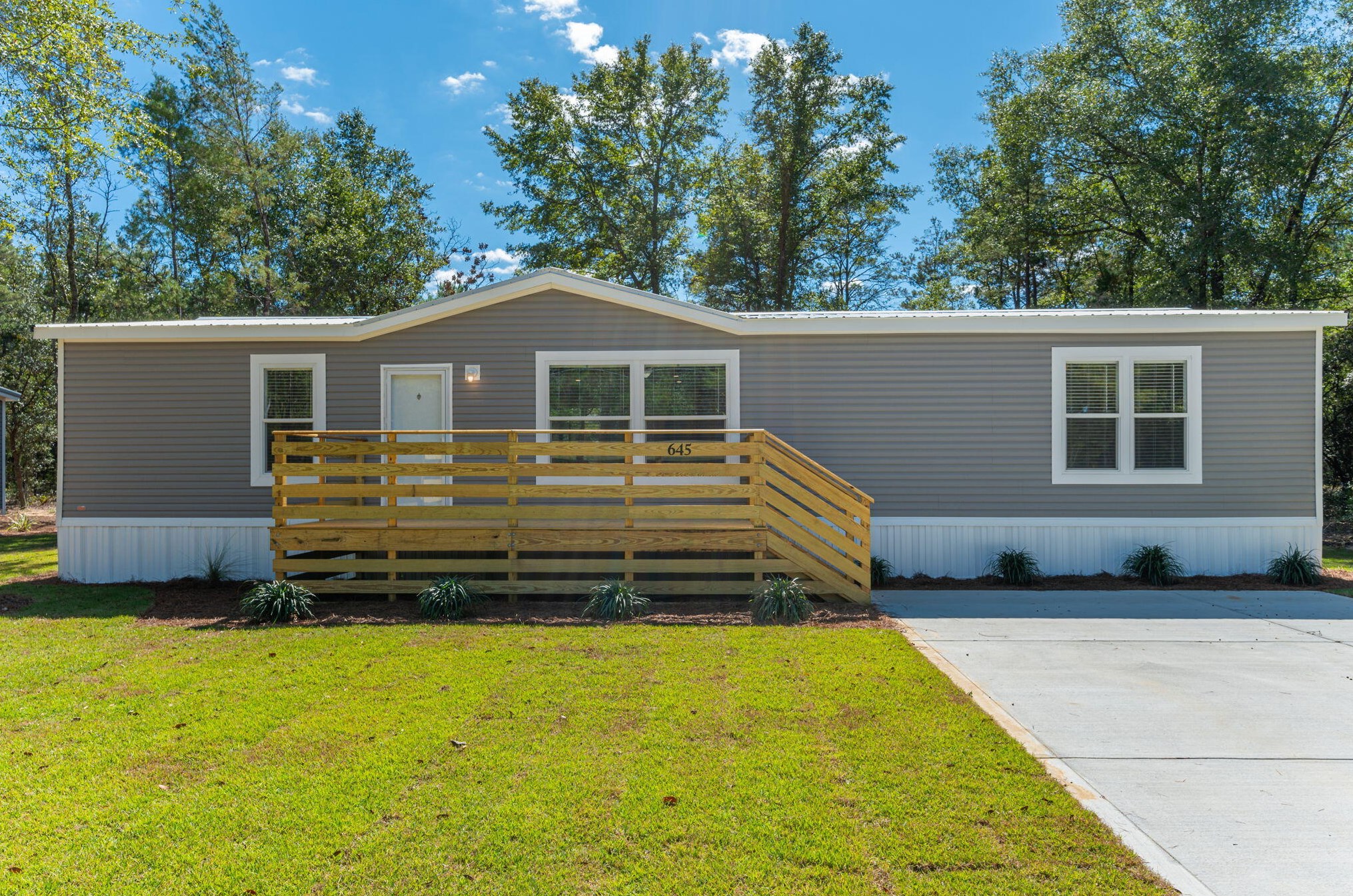 645 W Violet Ln W, Defuniak Springs, FL 32433