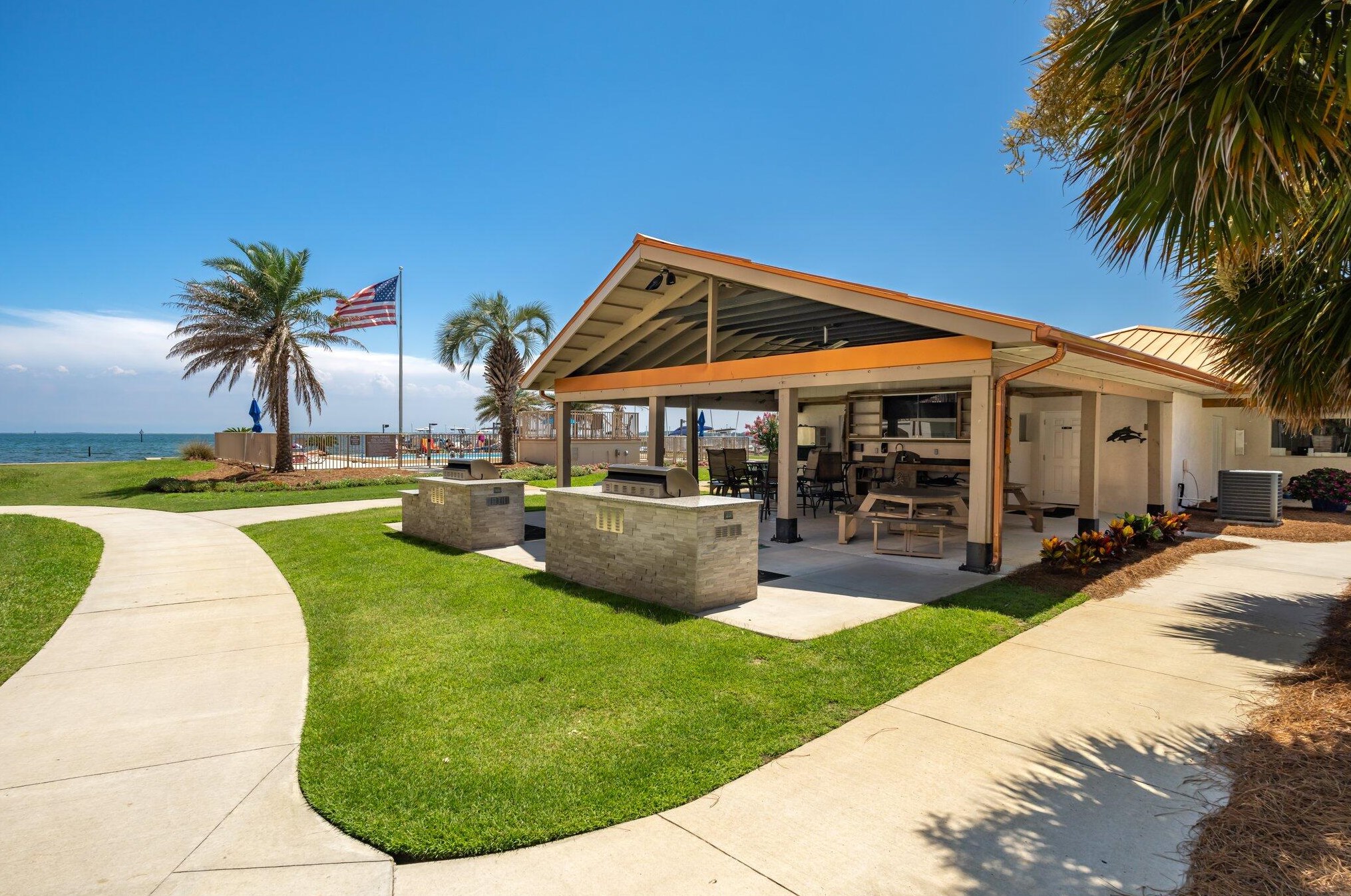 2100 Beach Dr, Panama City FL  32401-1696 exterior