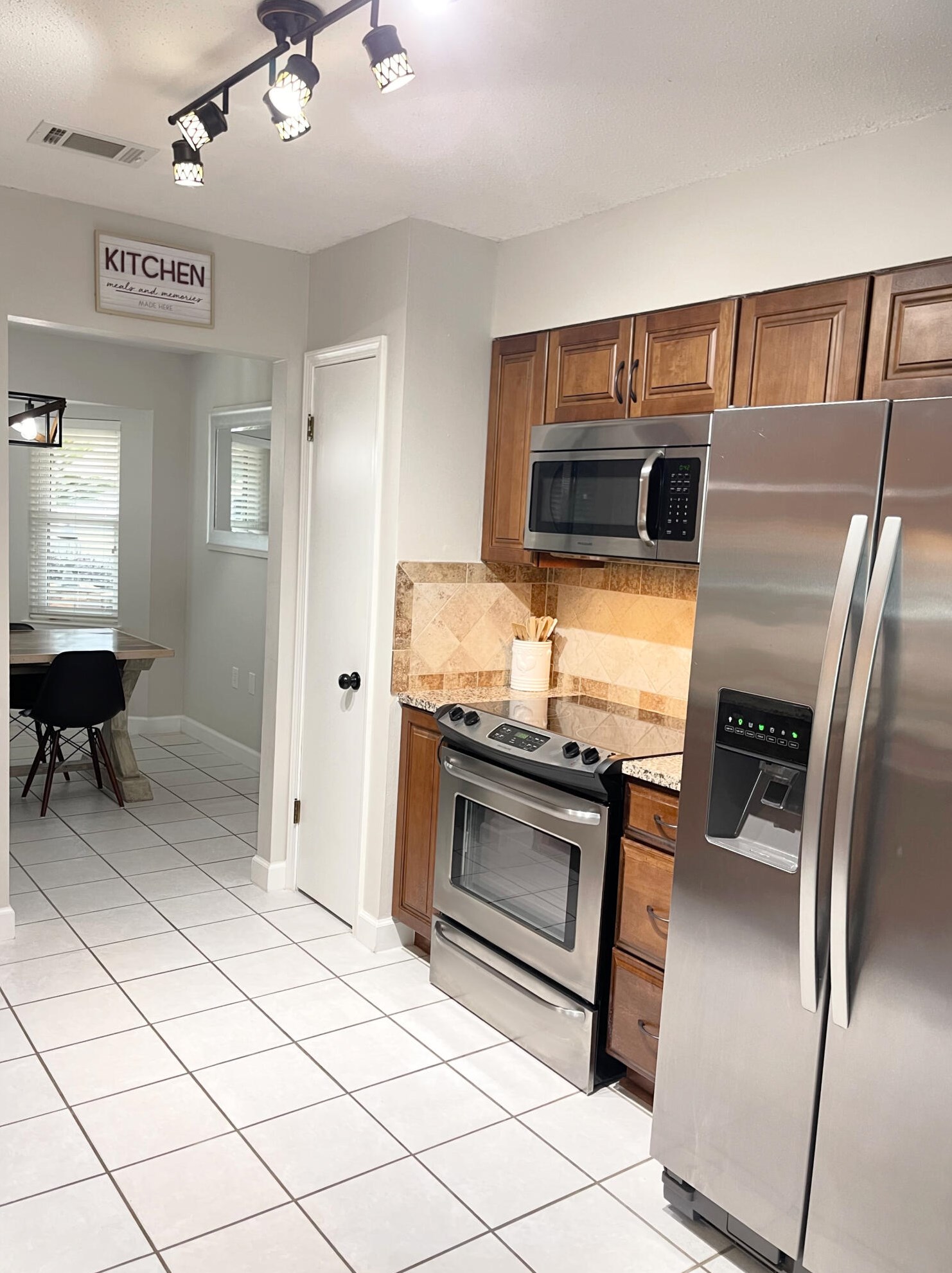 220 Lakeside Ln, Mary Esther FL  32569-1459 exterior