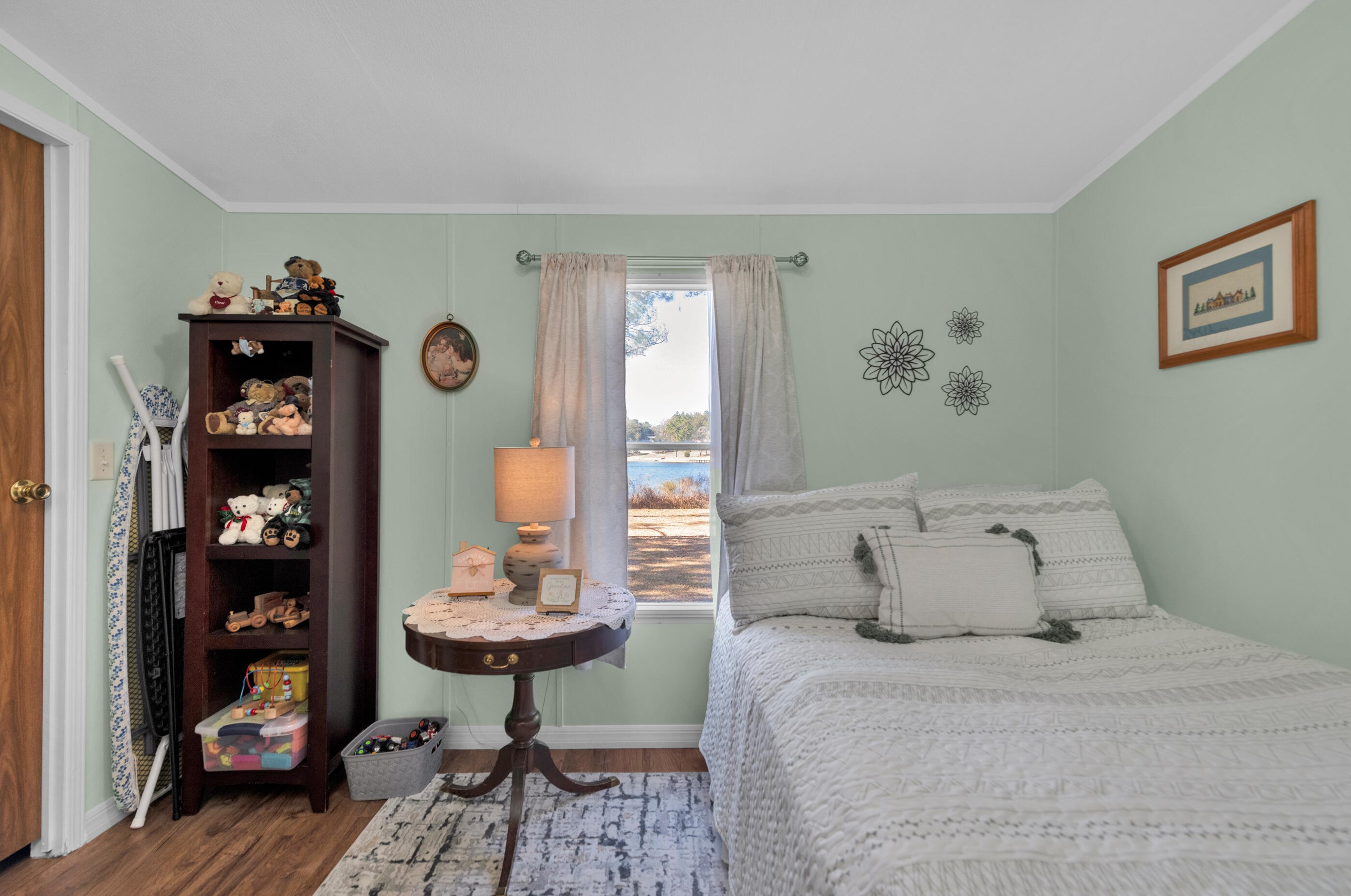 566 Paradise Island Dr, Defuniak Springs FL  32433-7072 exterior