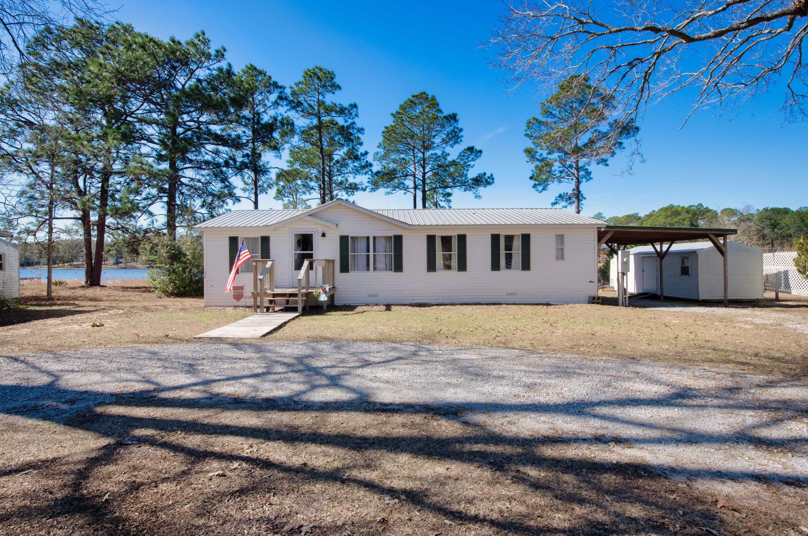 566 Paradise Island Dr, Defuniak Springs FL  32433-7072 exterior