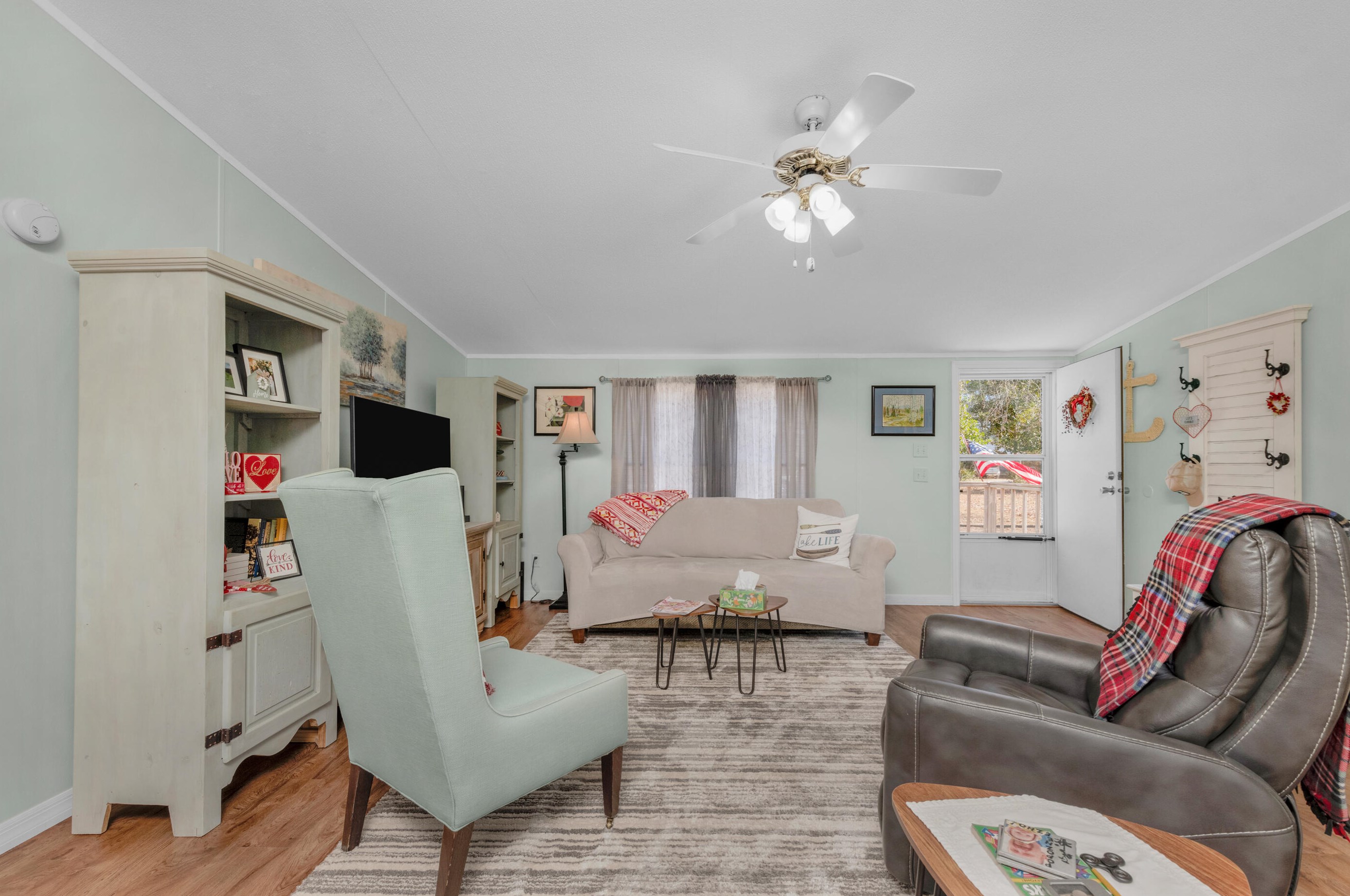 566 Paradise Island Dr, Defuniak Springs FL  32433-7072 exterior