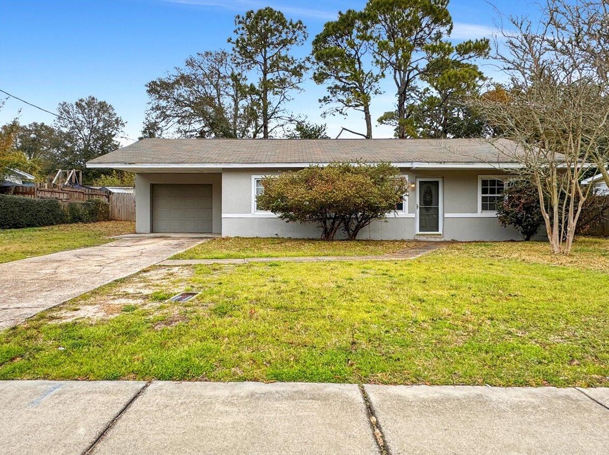 605 E Hollywood Blvd E, Mary Esther, FL 32569