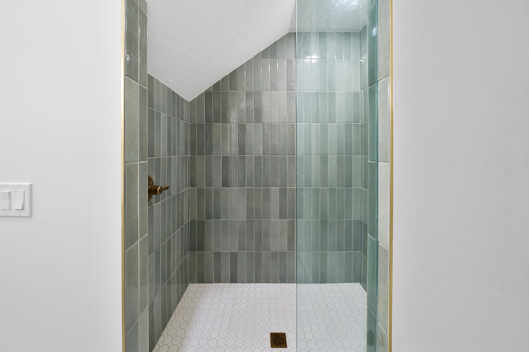 5300 Thomas Dr, Panama City FL 32408-6125 exterior