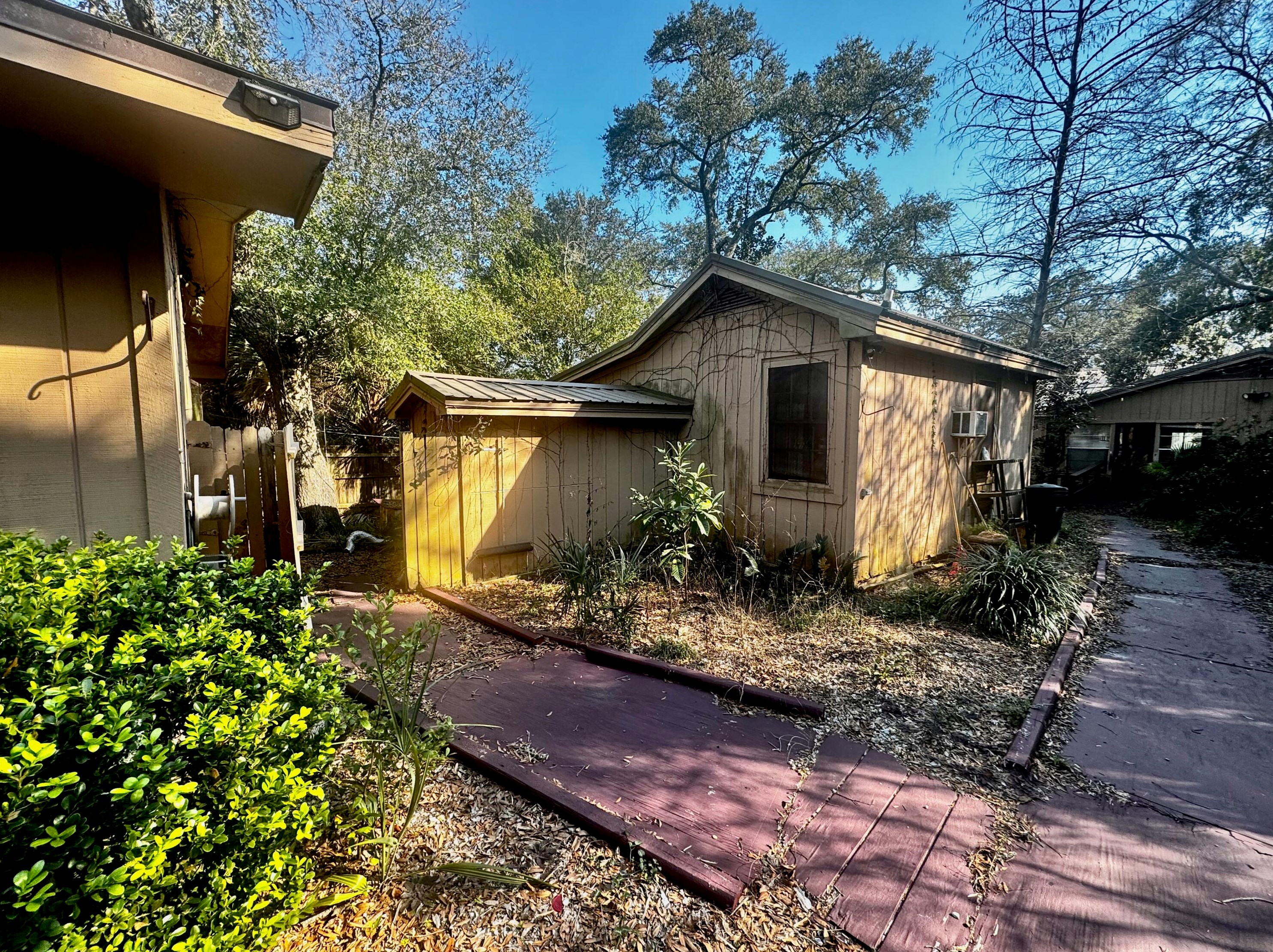 325 Miracle Strip Pkwy, Mary Esther FL  32569-1833 exterior