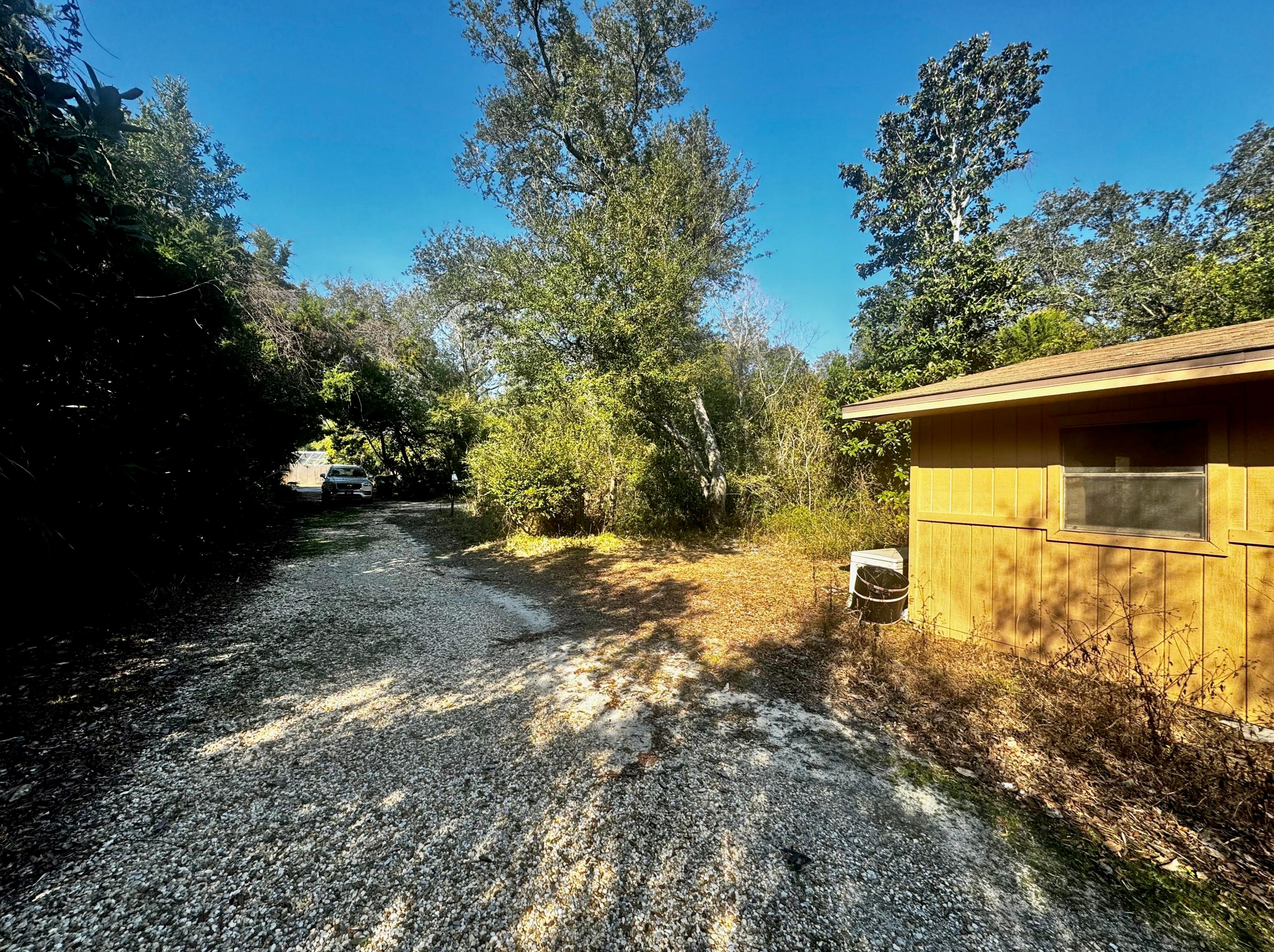 325 Miracle Strip Pkwy, Mary Esther FL  32569-1833 exterior