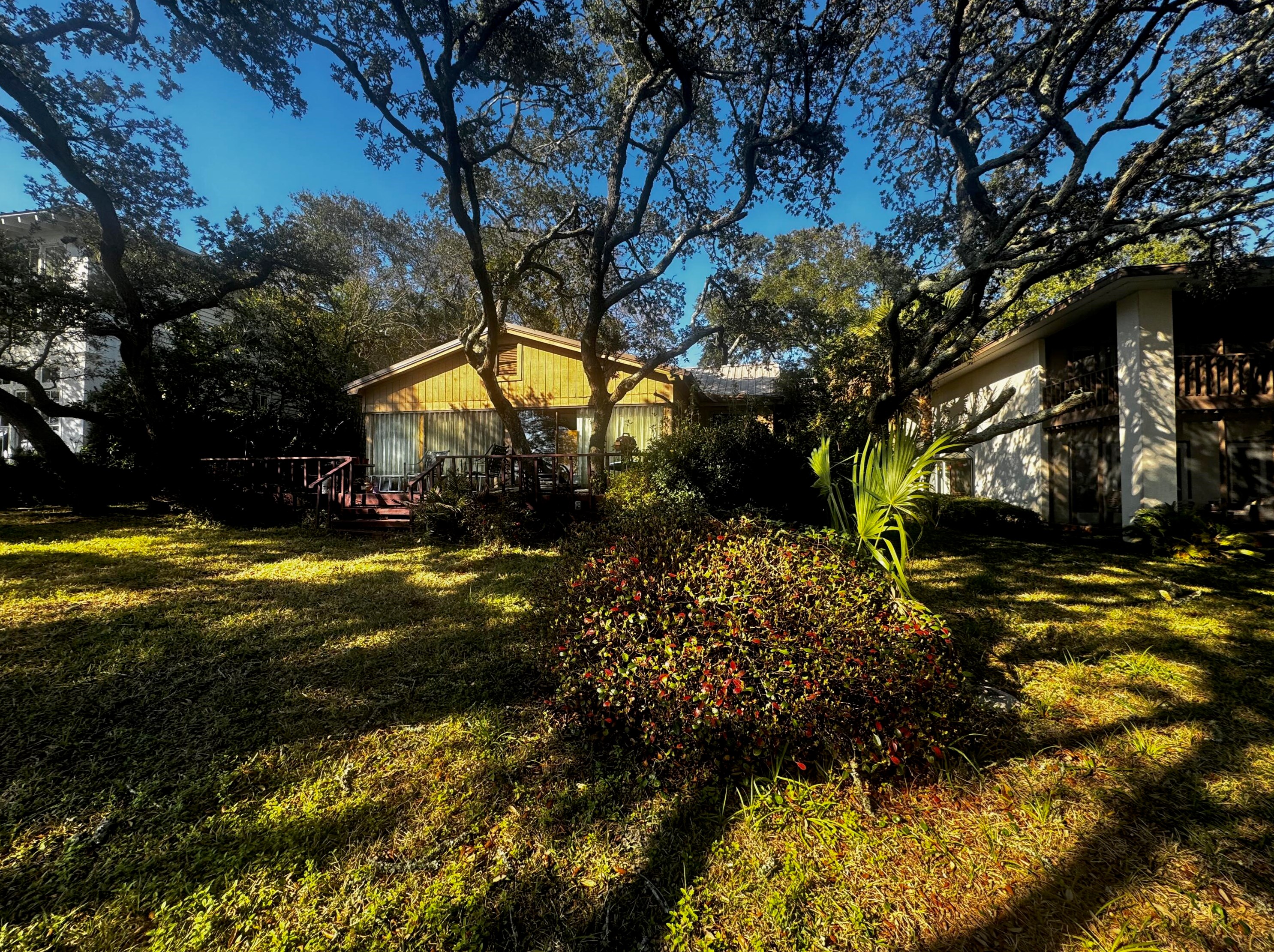 325 Miracle Strip Pkwy, Mary Esther FL  32569-1833 exterior