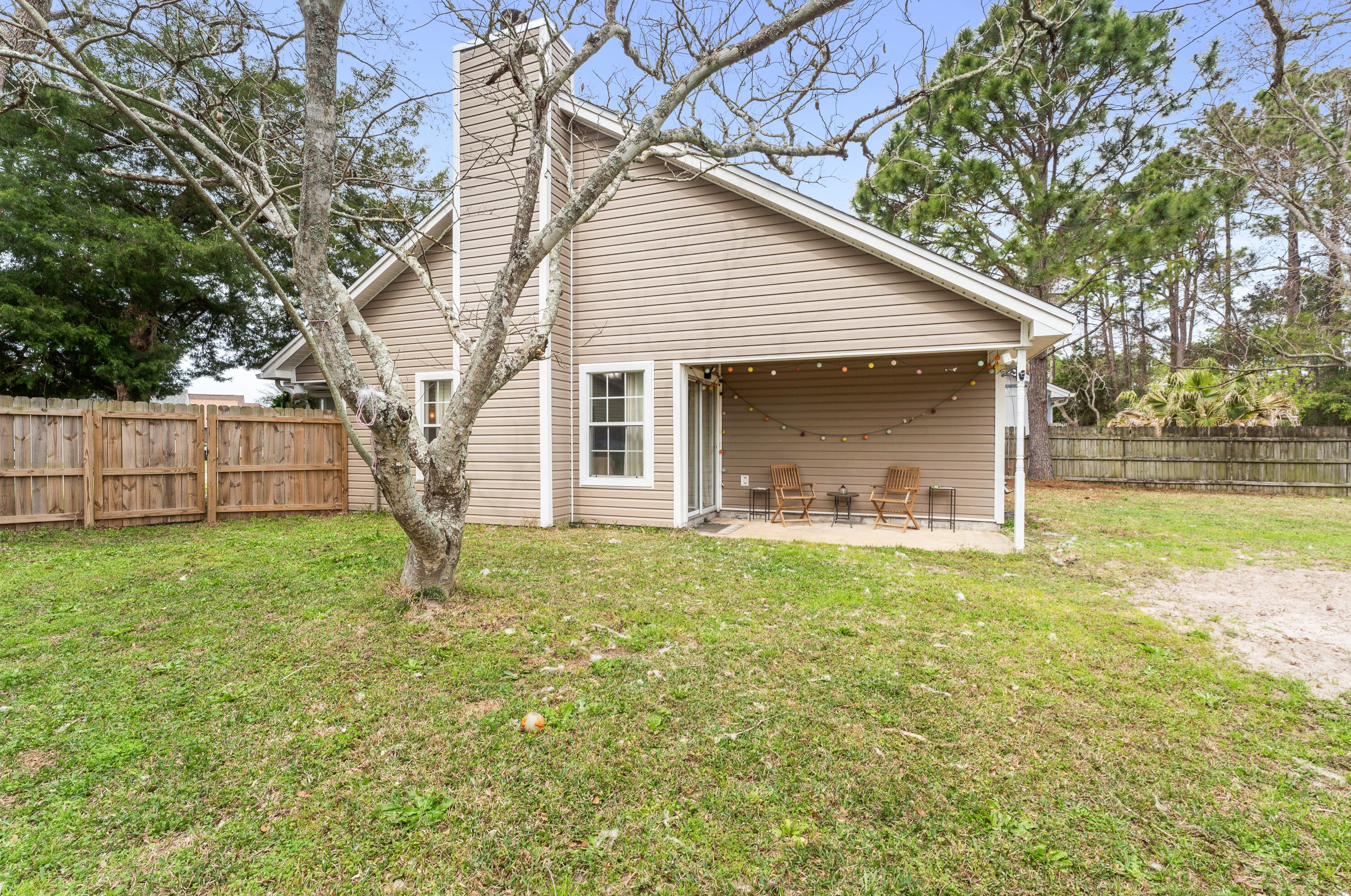 220 Woodland Park Cir, Mary Esther FL  32569-1569 exterior