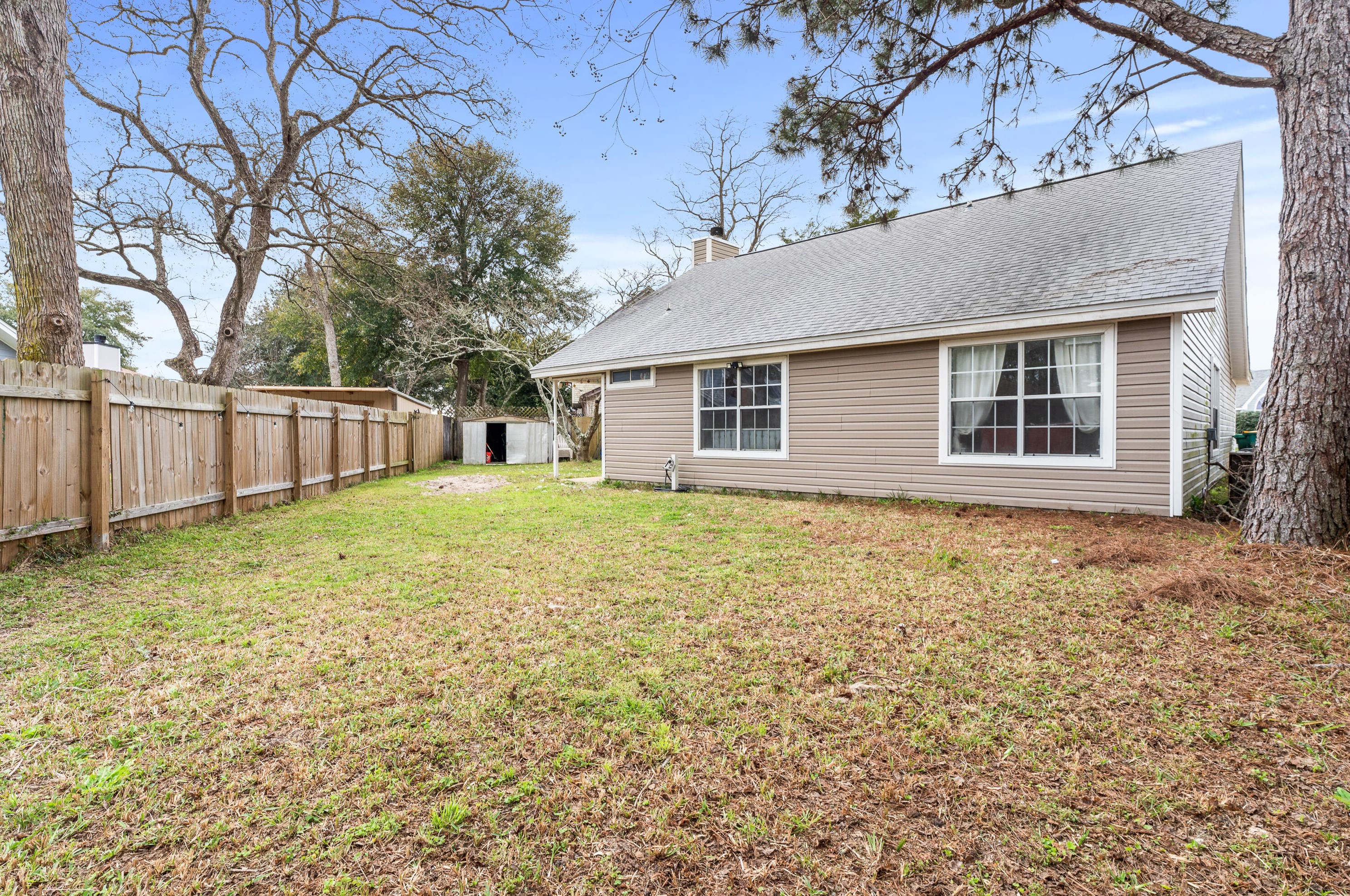 220 Woodland Park Cir, Mary Esther FL  32569-1569 exterior