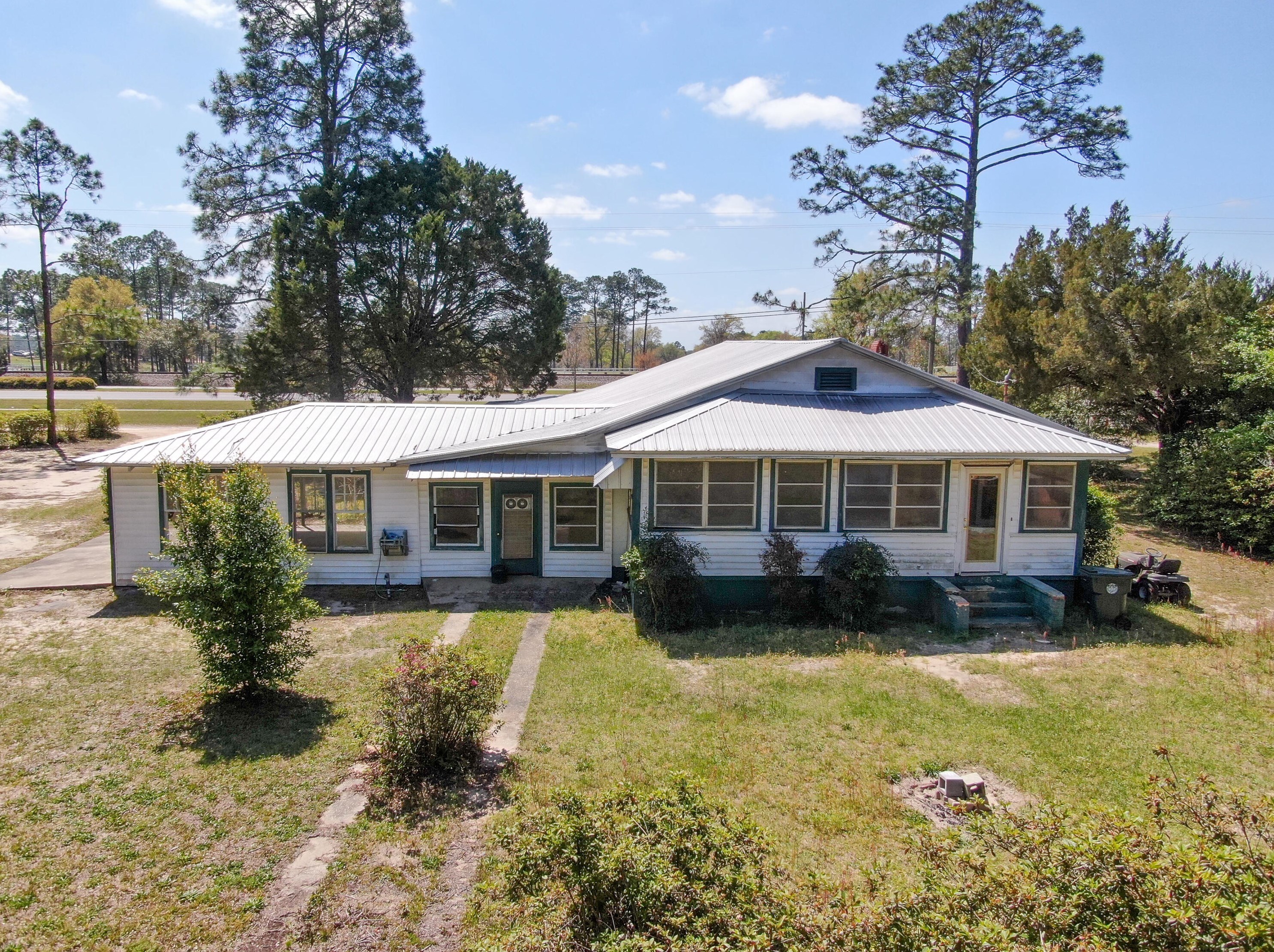 17 Nowling Dr, Defuniak Springs, FL 32433-4098