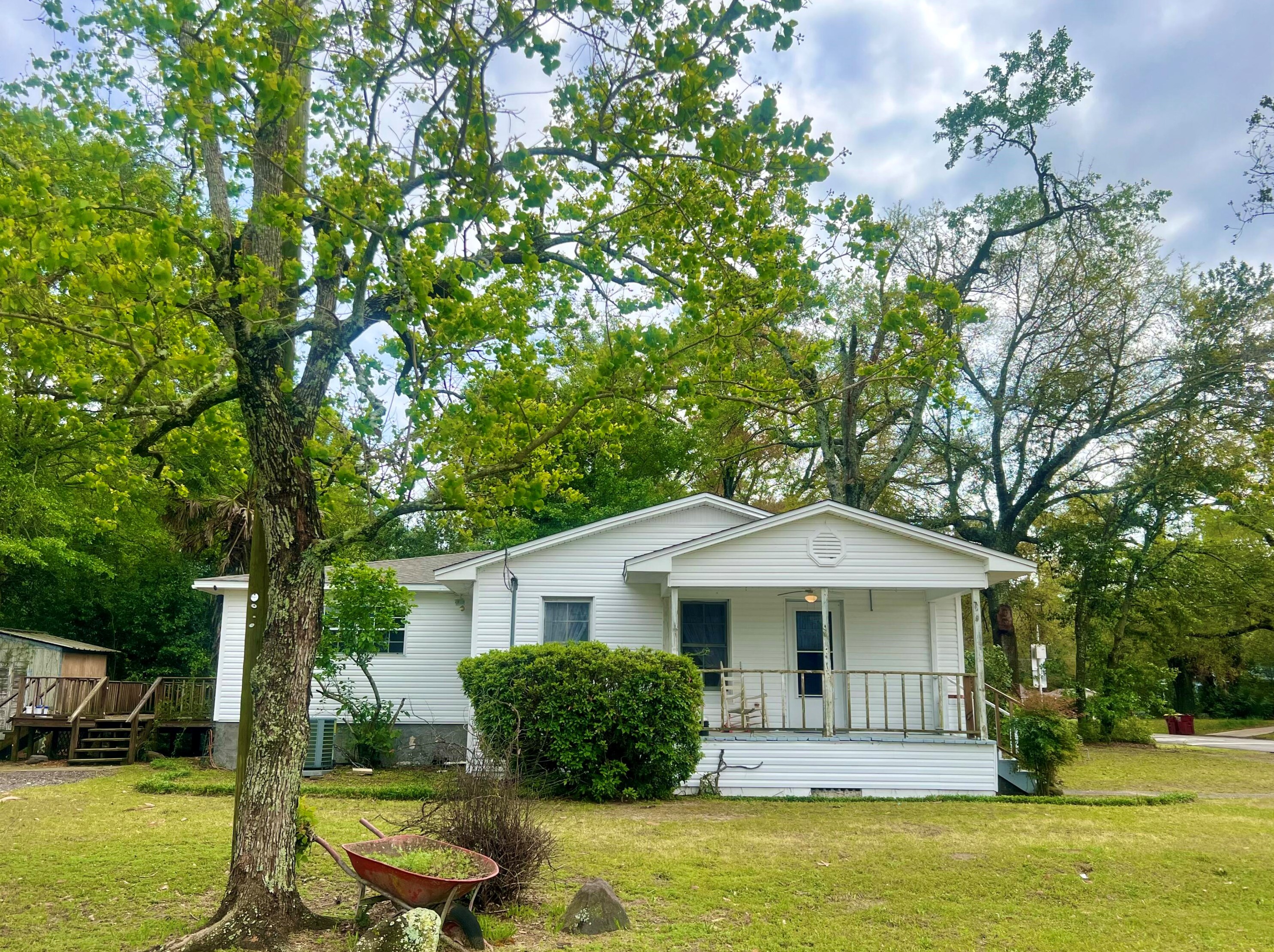 328 Dixie St, Crestview, FL 32536-2532