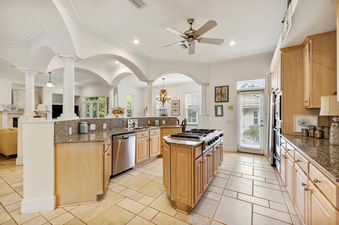 129 Rue Martine, Destin FL 32550-4908 exterior