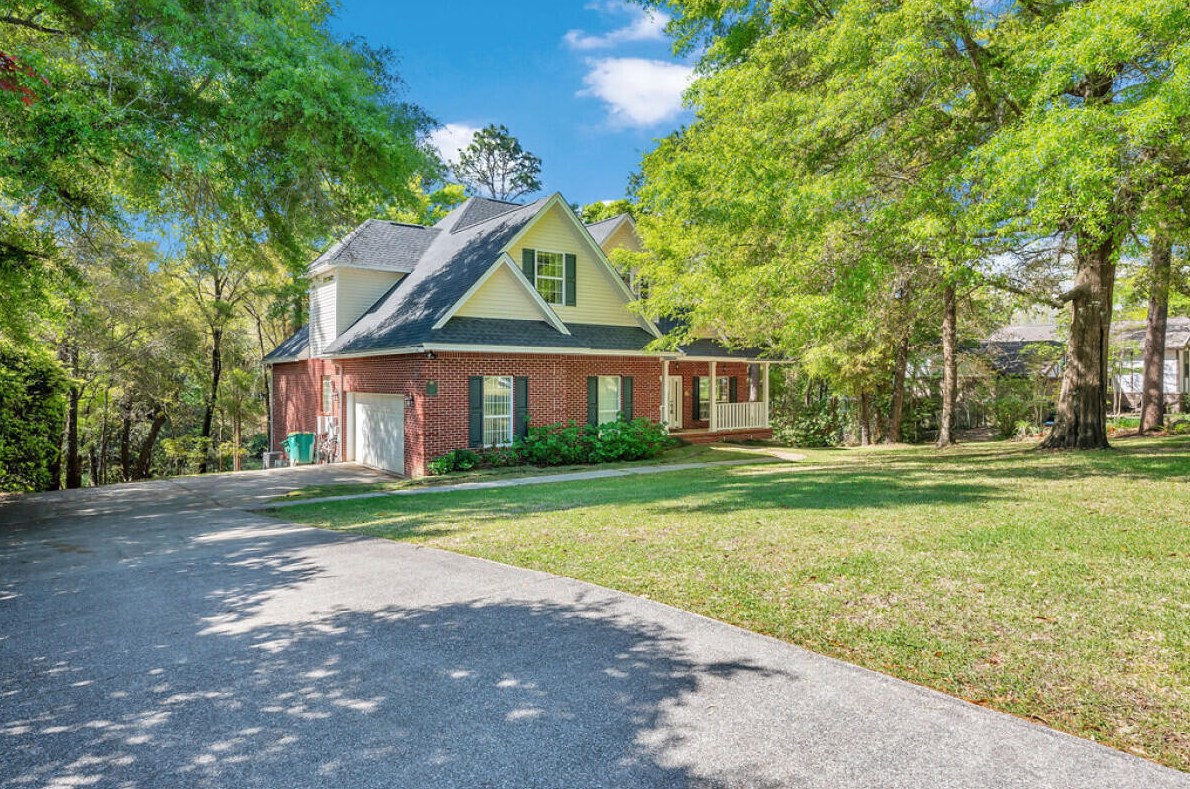 525 Golf Course Dr, Niceville, FL 32578-1703