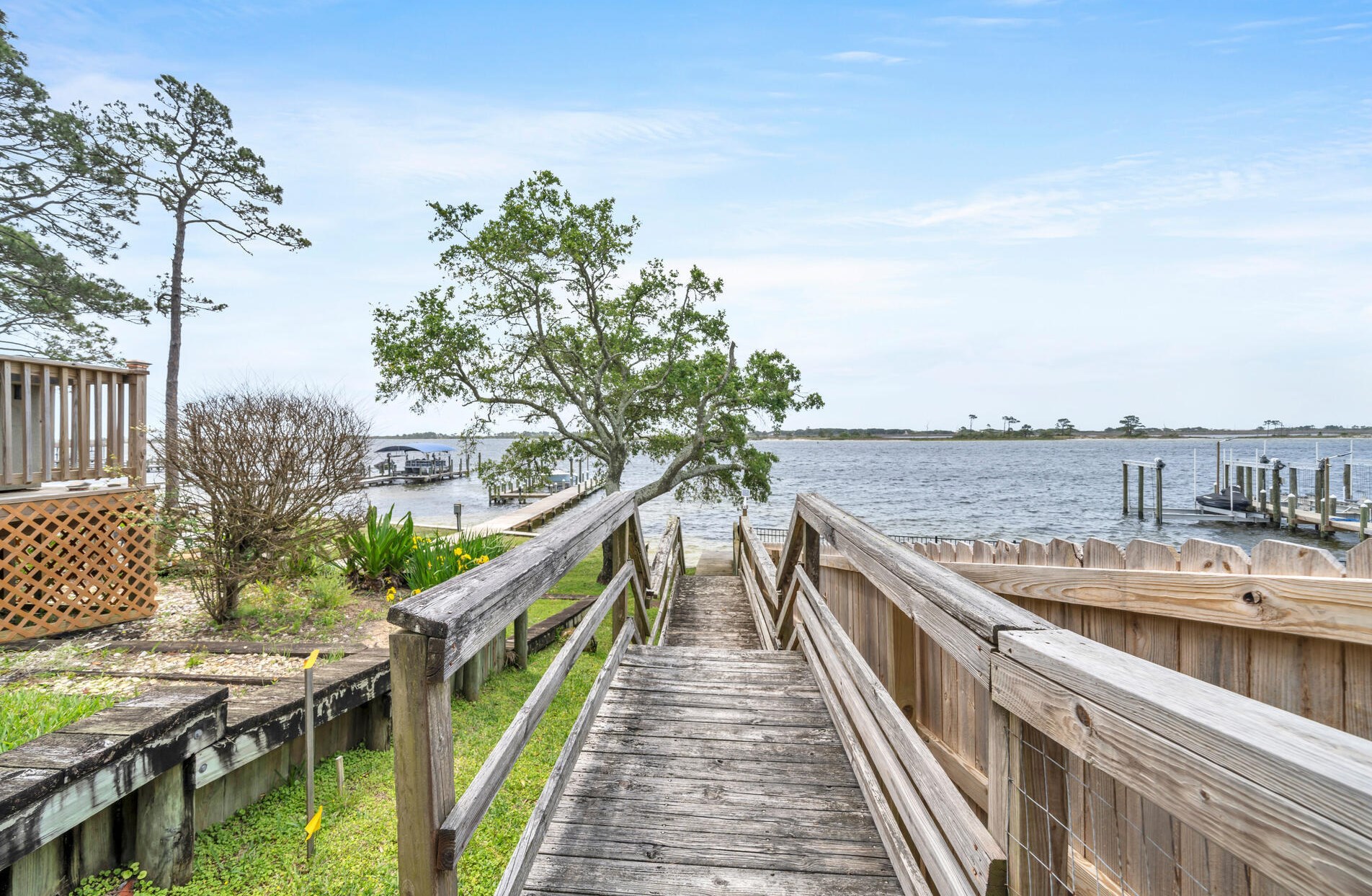 2 Plantation Oaks Dr, Mary Esther FL  32569-2902 exterior