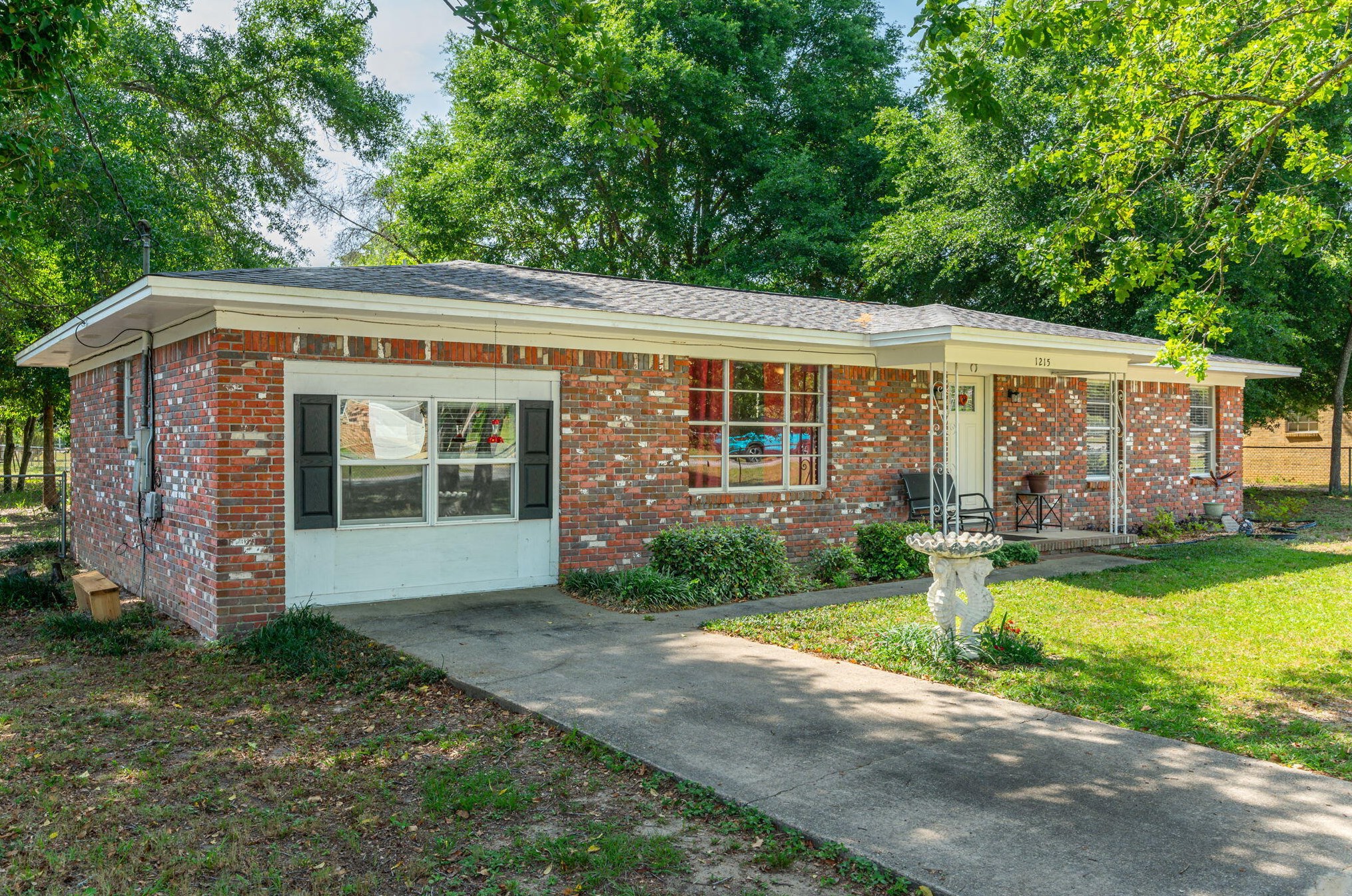 1215 Pinewood Ln, Crestview FL  32539-8509 exterior
