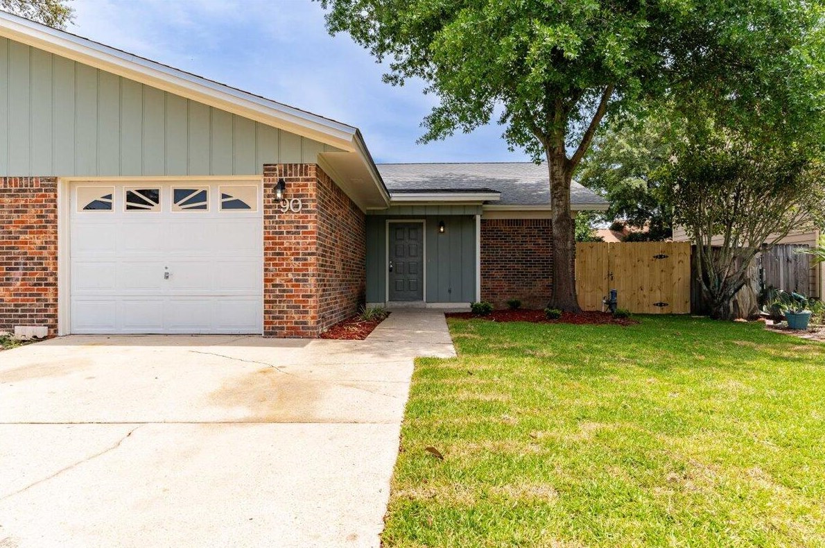 90 Catamaran Ln, Shalimar, FL 32579