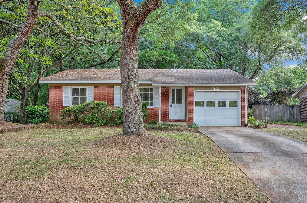 211 20th St, Niceville, FL 32578