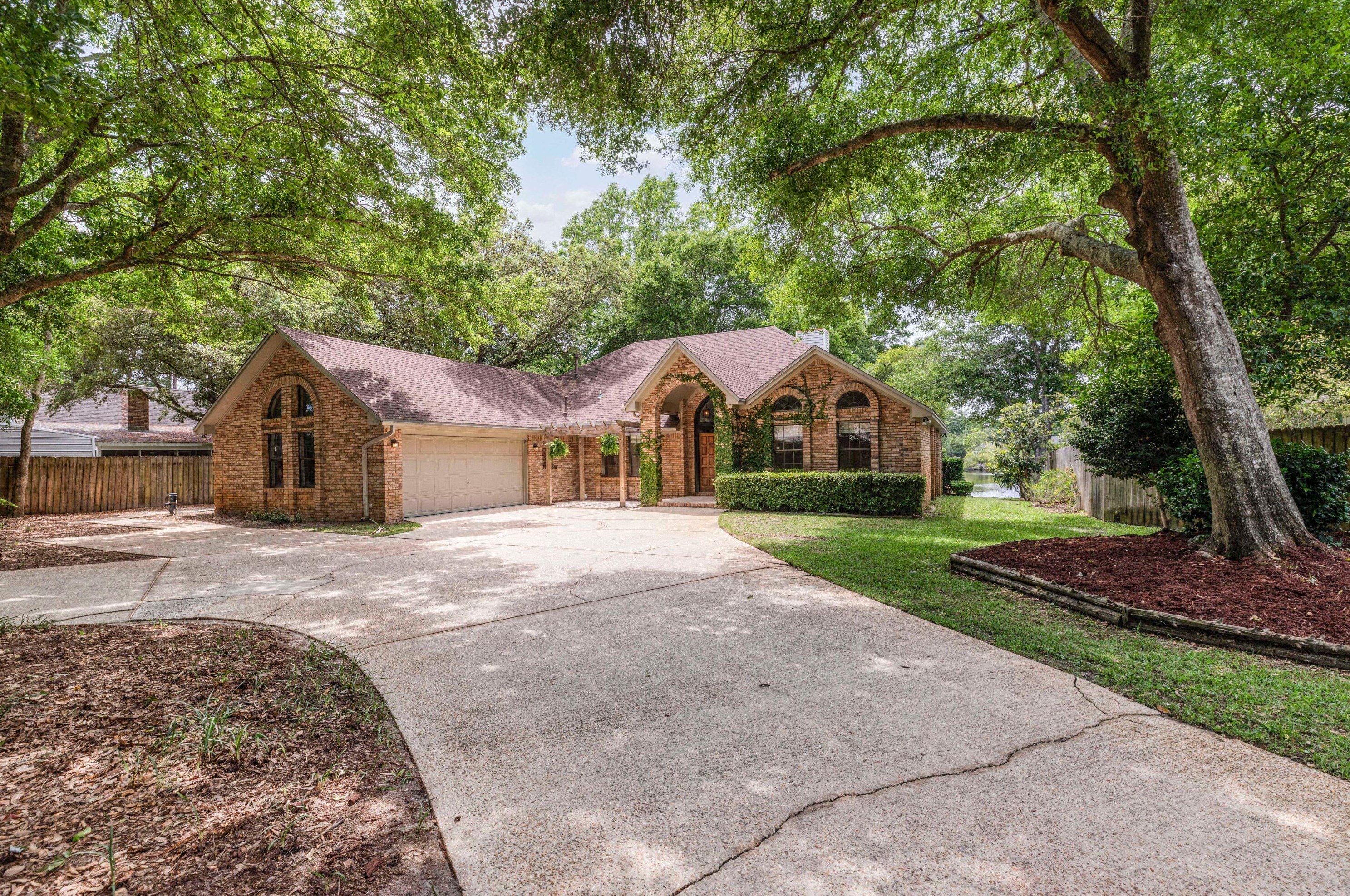 211 Elliott Rd, Mary Esther, FL 32569-1655