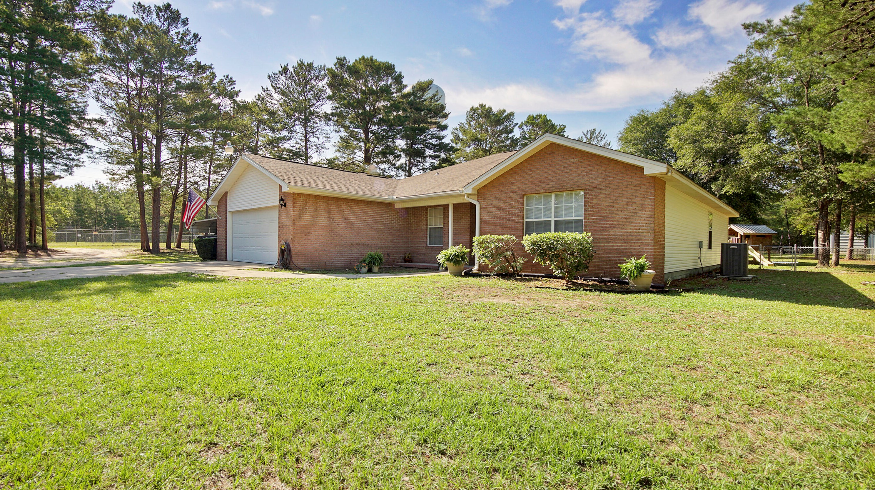 41 Italian Ave, Defuniak Springs, FL 32433-8120