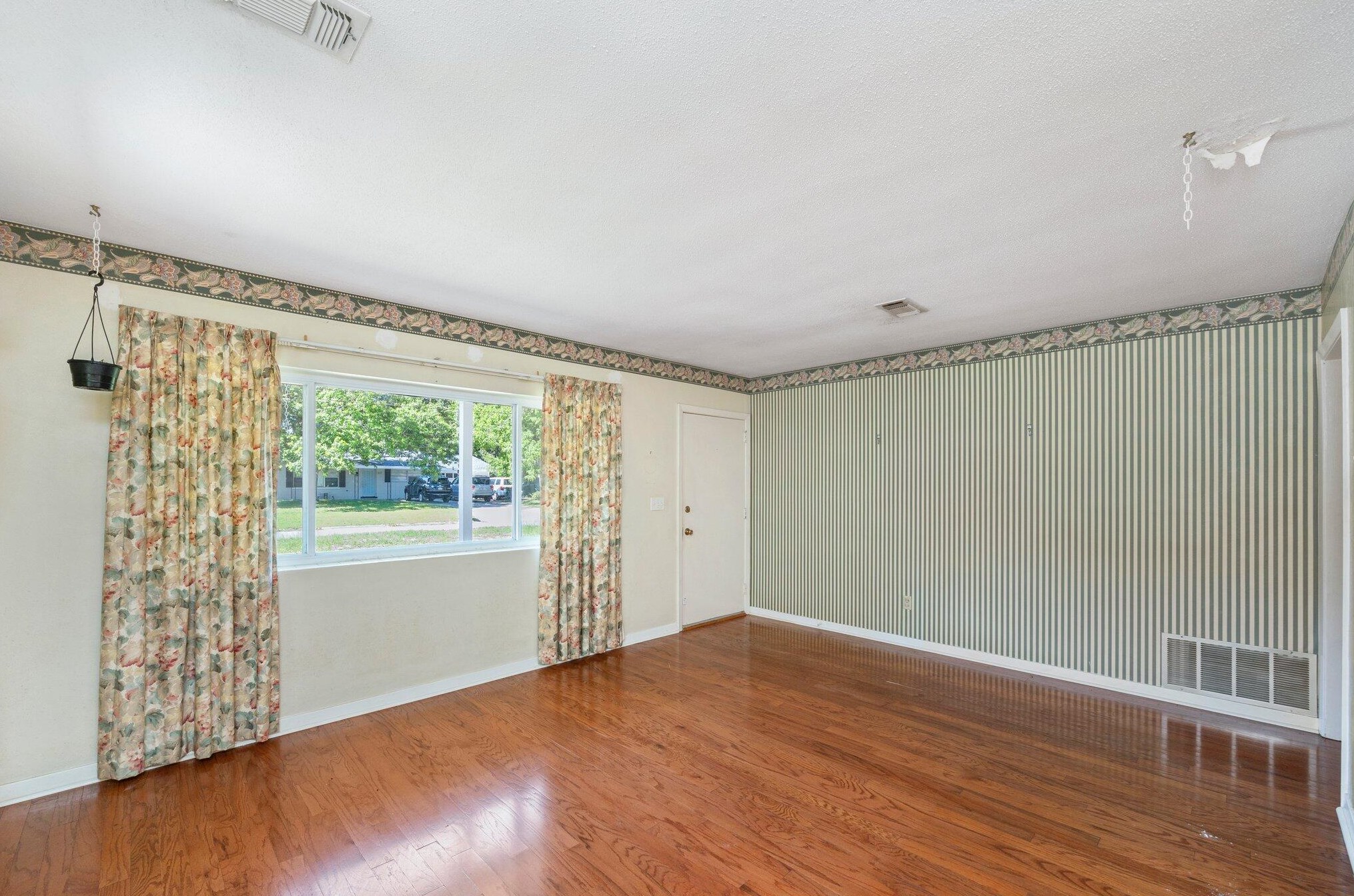 318 Oakland Cir, Fort Walton Beach FL  32548-4622 exterior