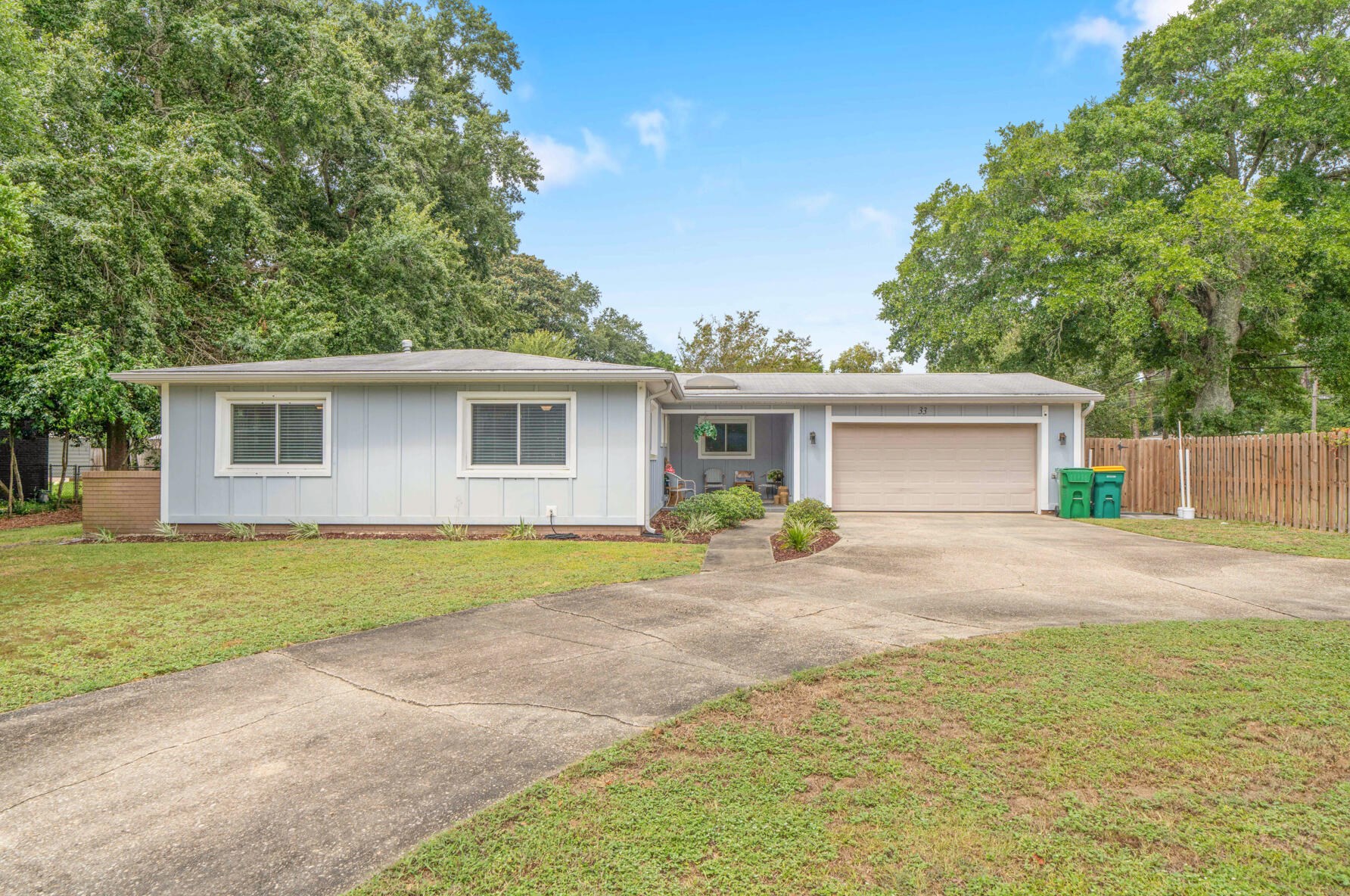 33 Palmetto Dr, Mary Esther, FL 32569