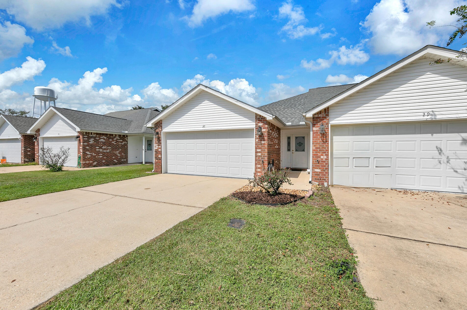 27 E Ln Dr E, Mary Esther, FL 32569