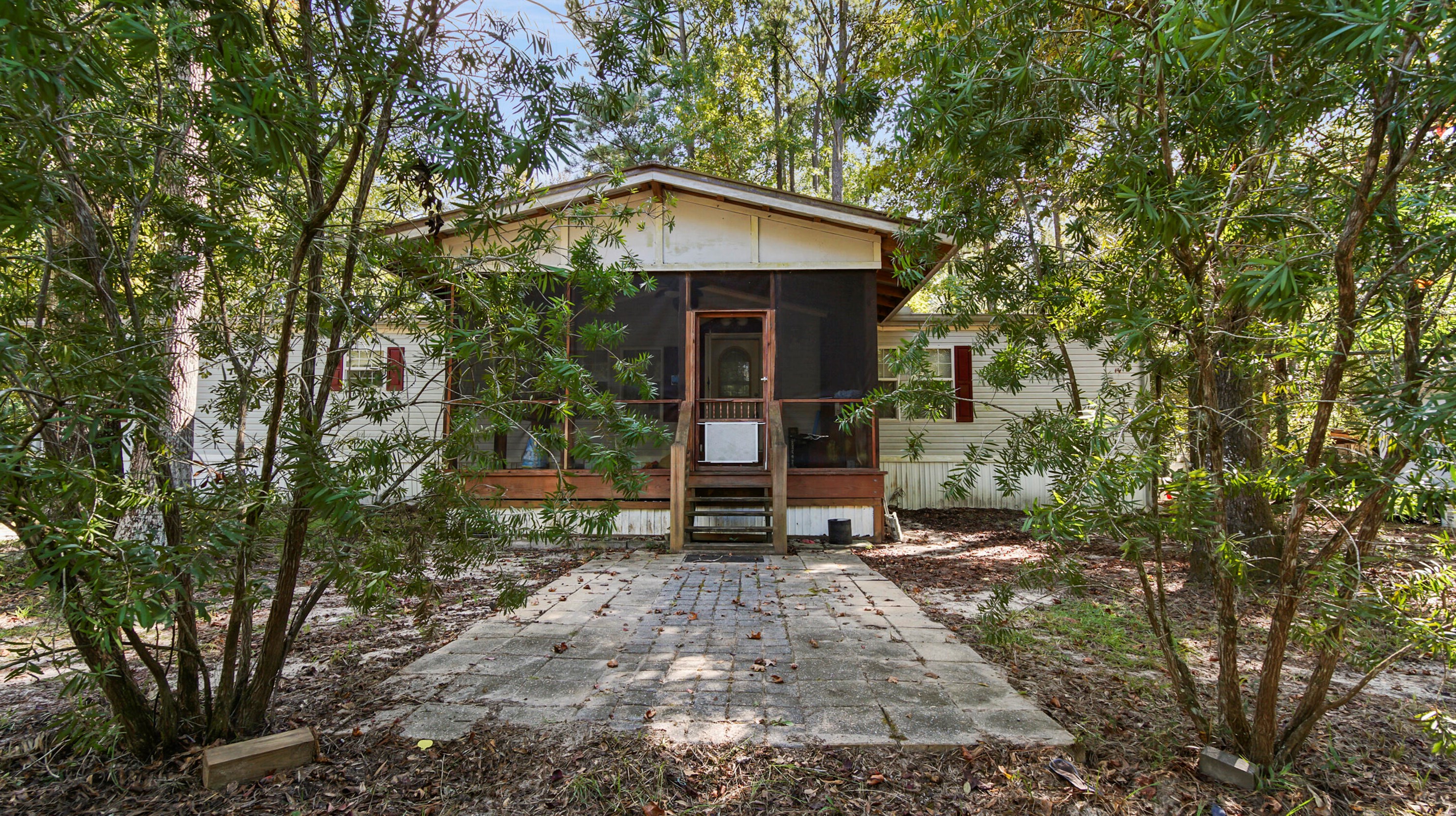 696 Smokehouse Lake Rd, Red Bay, FL 32455