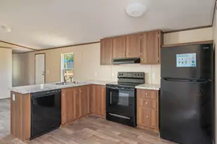 402 W Royal Palm Ave, Defuniak Springs, FL 32433 - Photo 2