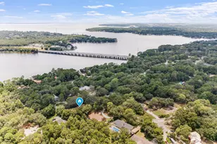 2601 Edgewater Dr, Niceville, FL 32578 - Photo 1