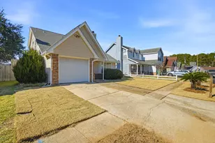 412 Woodland Park Cir, Mary Esther, FL 32569 - Photo 4